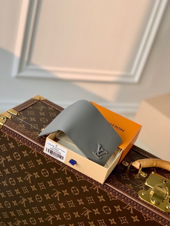 M81026 LV WALLET MULTIPLE 钱夹