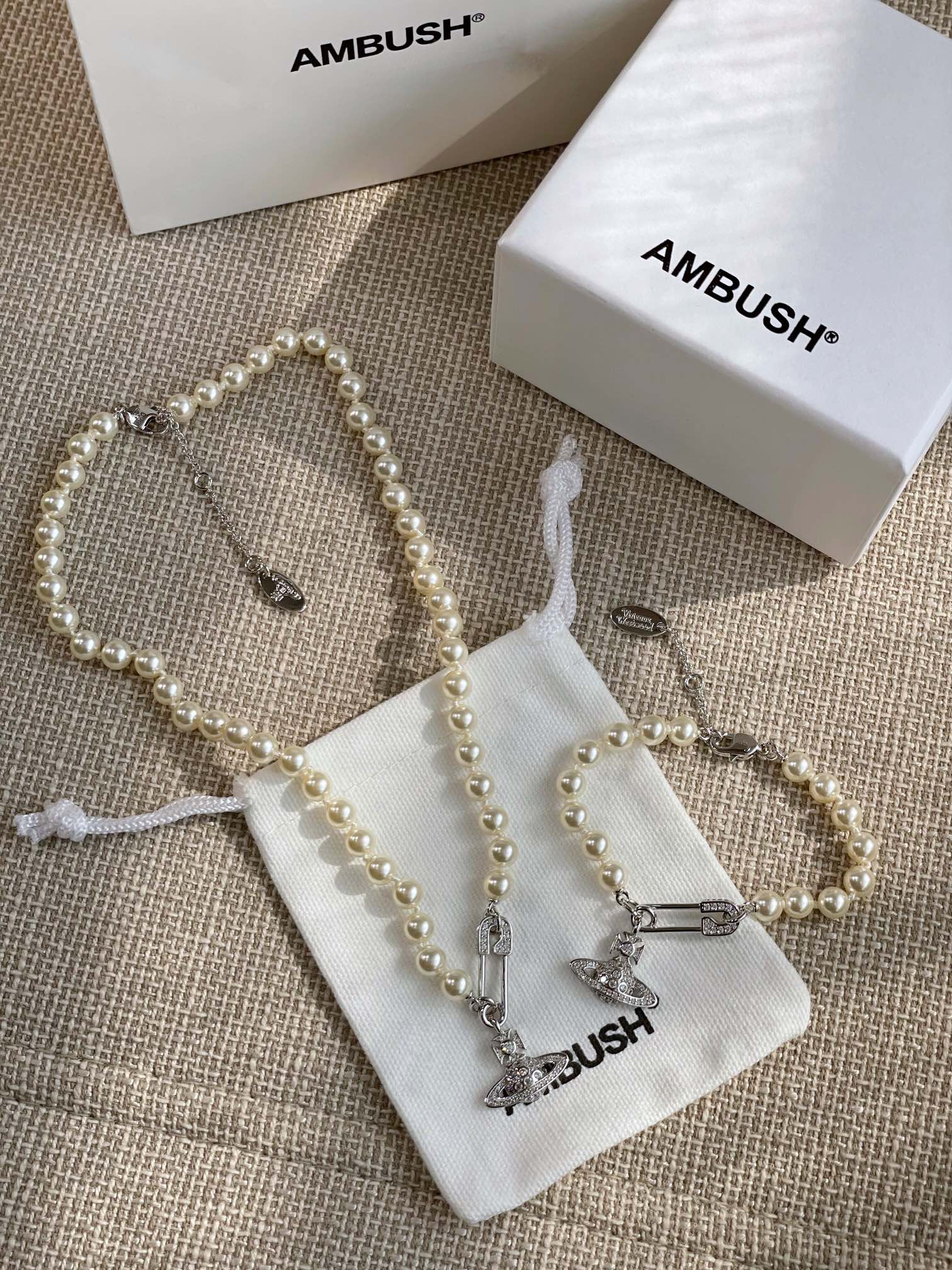 NO:632570,Necklace 88220 Bracelet 88200 Delivered by The Queen Mother Packaging [The Queen Mother Pin Saturn Pearl Necklace and Bracelet] The beautiful Saturn Pearl Set is highly recommended, be sure to buy it in its entirety, close your eyes and you are sure to buy it!  The pure crown ball is a classic symbol, and the shining rings of Saturn outline the future as the waves flow, opening up a new encounter with the future!  We use specific Swarovski pearls, and the diamonds on Saturn are also custom-made Swarovski rhinestones, not just made of plastic white beads and diamonds on the market!  When you get your hands on it, you can completely feel its texture, feel and luster. The rhinestone embellishment appears on the design of Saturn, adding a lot of cool and fashionable pretty looks, making the punk look a little girly at the same time, bringing with it a group of fashion fans!  It’s really beautiful, can be salty or sweet, pure or delicious!  I fell in love at first sight, it is definitely a leader in the 'practical + high-end' world, an absolute yyds, an absolute treasure, a timeless pearl necklace!  [Material] Consistent Z flavonoid material, imported Swarovski pearls, eight-heart eight-diamond zircon [Size] The necklace chain is about 39CM long, and there is an extension chain about 6CM, and the pendant flying saucer is about 1.9CM wide. The bracelet chain is about 15CM long, and there is an extension chain about 3CM, and the flying saucer width is about 1.9CM, swarovski, necklace, bracelet, Cardia high-end jewelry19860909项链88220 手链88200 配送西太后包装【西太后别针土星珍珠项链、手链】绝美土星珍珠套装重磅推荐,一定要整套入,闭眼入准没错！纯粹王冠球是经典的象征,闪耀土星环勾勒未来波光流转间,开启一场与未来的崭新际遇！我们采用特定施华洛珍珠,土星上边的钻也是定制的施华洛水钻,而非市面上随随便便用个塑料泛白珠子和钻就做出来的！拿到手完完全全可以感受到它的质感,手感,光泽感超nice用水钻的点缀出现在土星的设计上,增添不少冷艳时髦的俏丽模样,使得朋克同时又有点小少女,自带一群时尚粉！真的敲好看,可盐可甜,可纯可欲！一眼便钟情,绝对是“实用+高级”界的杠把子,绝对的yyds,绝对的宝藏永不过时的珍珠项链！【材质】一致Z黄酮材质,进口施华洛世奇珍珠,八心八钻锆石【尺寸】 项链链长约39CM,另有延长链约6CM,吊坠飞碟宽约1.9CM 手链链长约15CM,另有延长链约3CM,飞碟宽约1.9CM,,swarovski,necklace,bracelet,卡迪亚高端饰品,Jewelry