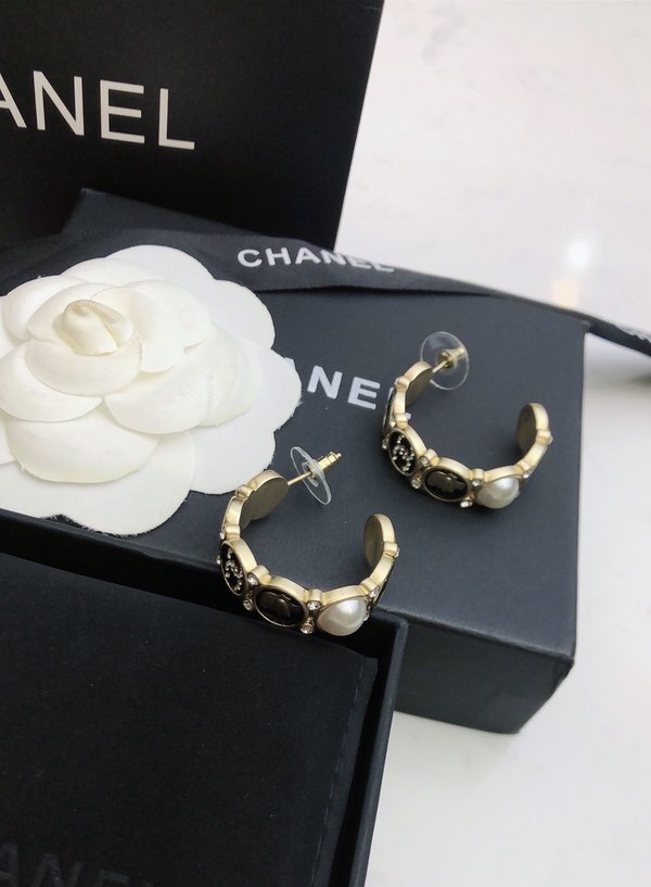 Supplier in China Chanel Jewelry Earring Engraving Spring Collection Fashion