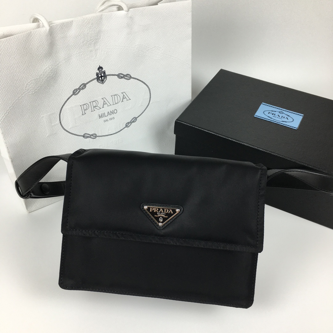 P480 代购级Prada新mini｛万年黑｝出la♠️ Pradα爆款邮差包✧极具代表性的尼龙三角标元素 简单的最新三角标装饰，整体低调奢华又百搭，通勤包型可休闲可盐 ，复刻INVITES系列 设计更为简约 唯一不同之处不可拆卸，款式还…