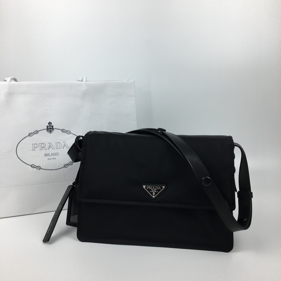P520 代购级Prada 邮差包小号出 Prad@极具代表性的尼龙三角标元素 简单的最新三角标装饰，整体低调奢华又百搭，通勤包型可休闲可盐 ，复刻INVITES系列 设计更为简约 唯一不同之处不可拆卸，款式还是相同哒～ 喜欢的宝宝完全可…