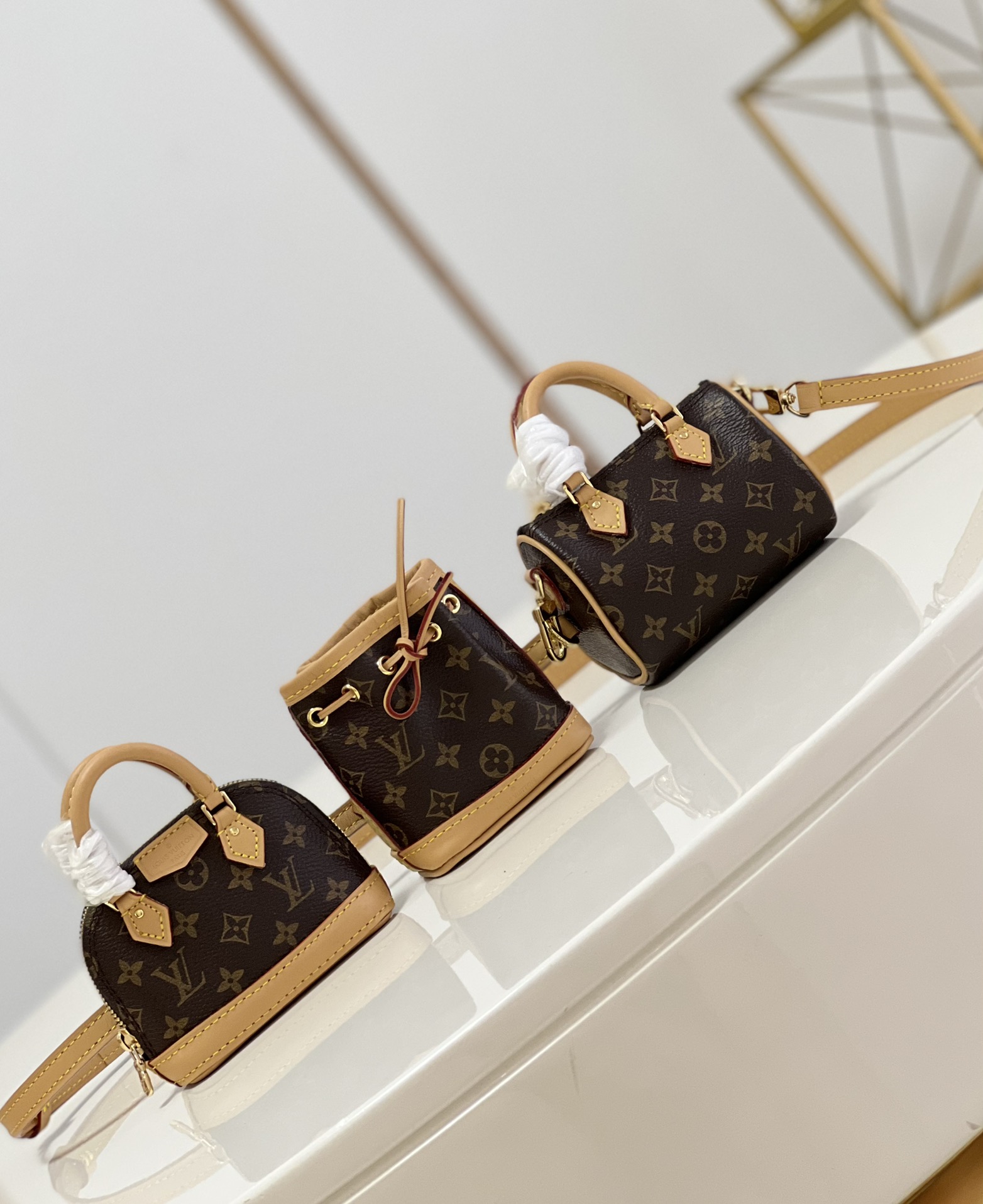 NO:398384,【Exclusive Real Shot M81081】This mini trio bag brings together three iconic bags from Louis Vuitton: Speedy, Alma and noe. Placed on removable and adjustable shoulder straps, each miniature model can be disassembled and secured to another bag or belt. This luxurious and rich details collection is an ideal gift. 110x 1.2 x 0.2 cm (Length x Height x Width) xsGY..,LV【Original Leather】,louis vuitton,louis vuitton19860909【独家实拍M81081】本款迷你三重奏包集合了路易威登的三个标志性包:Speedy、Alma和noe.放置在可拆卸和可调节的肩带上,每个微型模型可以拆卸并固定在另一个包或皮带上.这个豪华和丰富的细节的收藏品是一个理想的礼物.110x 1.2 x 0.2厘米(长x高x宽) xsGY..,LV【原厂皮】,louis vuitton,louis vuitton,Bag