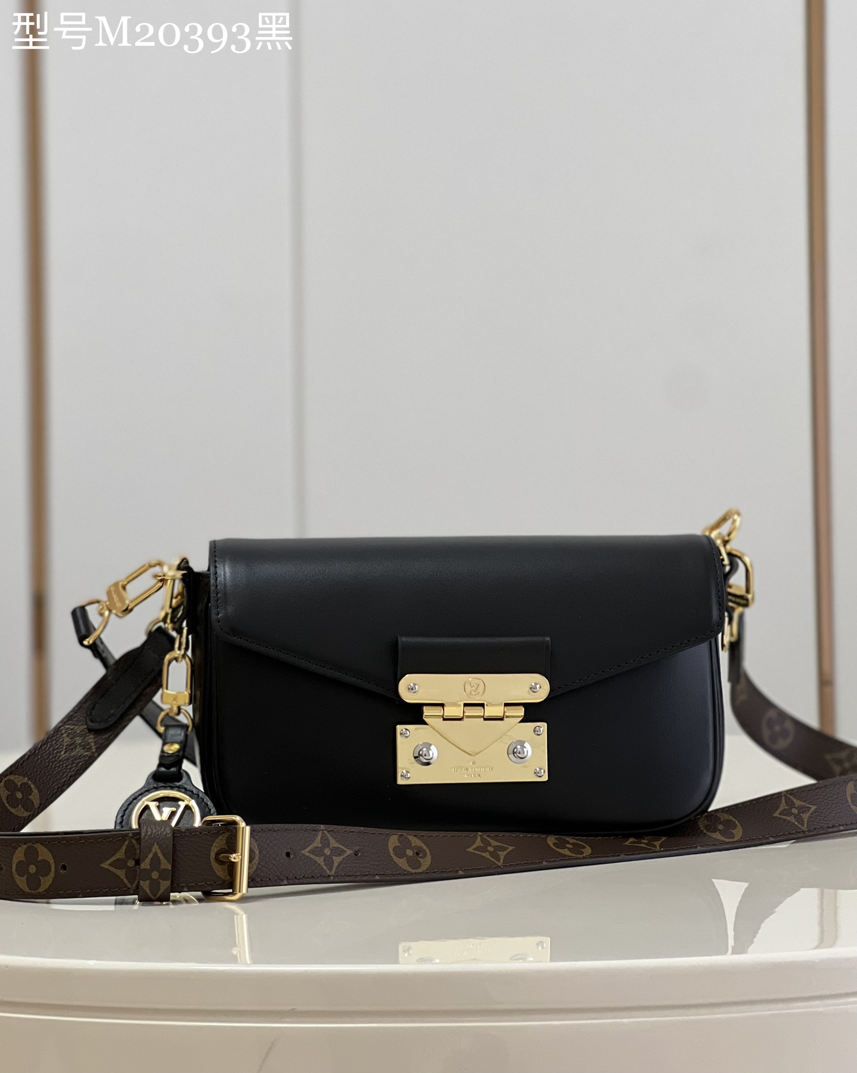 NO:398411,【Exclusive real shot of M20393 black】Swing handbags are newly unveiled in the spring and summer fashion show, based on the Louis Vuitton Pochette Métis handbag, and the trendy and renewed long handbag design. The classic S-lock buckle extension ratio, long and short shoulder straps can be detached, achieving multiple carrying methods. Detailed features 24 x 15 x 6 cm (length x height x width) JSY..,LV [original leather],louis vuitton,louis vuitton,stuart weitzman19860909【独家实拍M20393黑】Swing 手袋全新亮相 春夏时装秀,以路易威登 Pochette Métis 手袋为蓝本,潮流焕新纤长手袋设计.经典 S-lock 锁扣延伸比例,长短肩带均可拆卸,实现多种背携方式.详细特征24 x 15 x 6 厘米 (长度 x 高 x 宽) JSY..,LV【原厂皮】,louis vuitton,louis vuitton,stuart weitzman,Bag