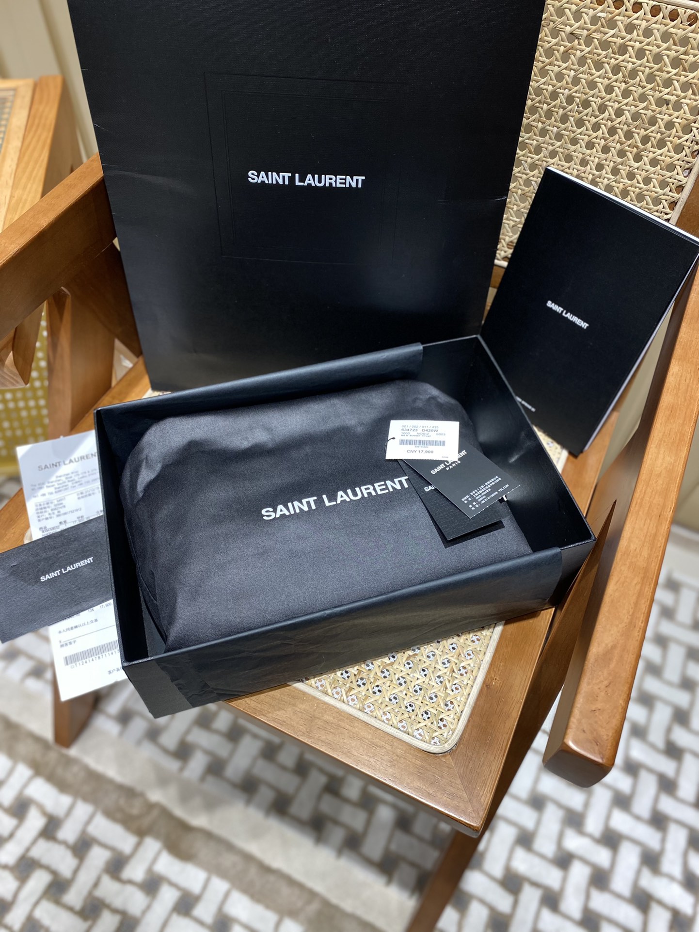 YSL 𝙉𝙚𝙬 𝙢𝙚𝙙𝙞𝙪𝙢 𝙨𝙪𝙣𝙨𝙚𝙩 25CM 牙签纹日落包 634723黑色/金扣