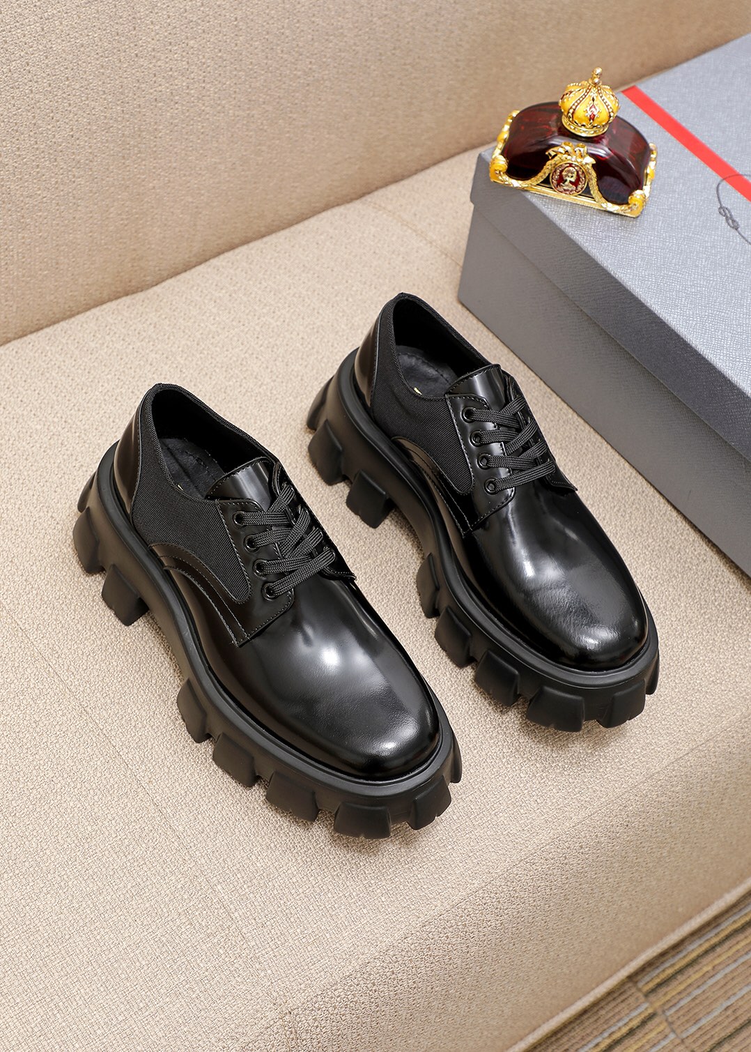 L0 普拉达 Prada 全高端牛🐂皮内里最新真皮商务西装鞋官网同步上市，意大利进口 头层开边珠牛皮一比一重金打造，💥官网1:1橡胶发泡大底。穿着百搭，高档不失档次，彩色搭配气度不凡。此款四季款，穿在脚上魅力四射尽显大牌气质。标准码38-44