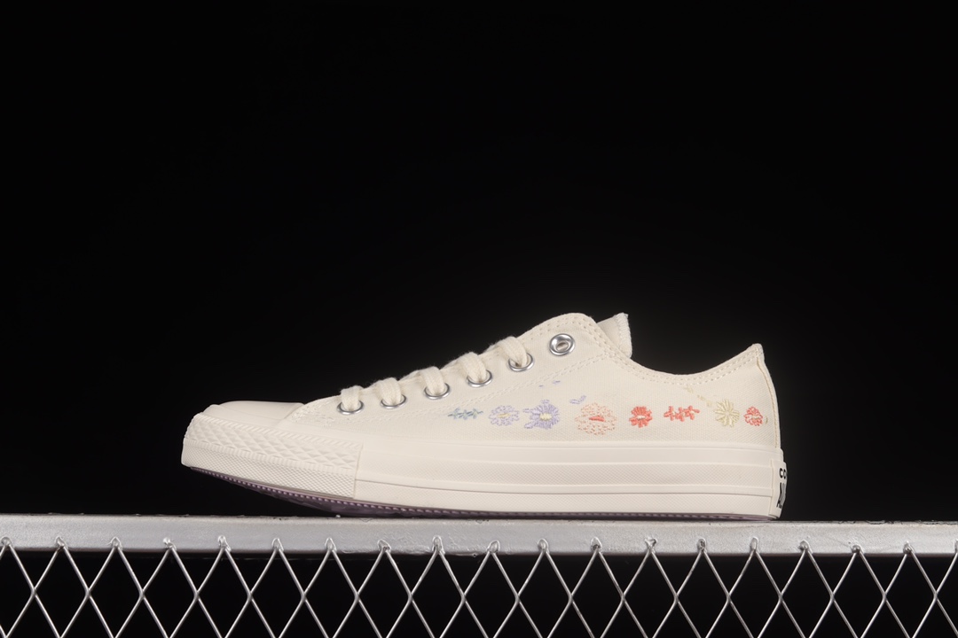 G0 Converse All Star ox 刺绣小花低帮板鞋 A01595C把春天绣在了鞋子上 ,春日新造型，自在新花样。刺绣花朵，缤纷铺展，女孩无拘束自由生长，随心而为，独立而行。真的太棒了