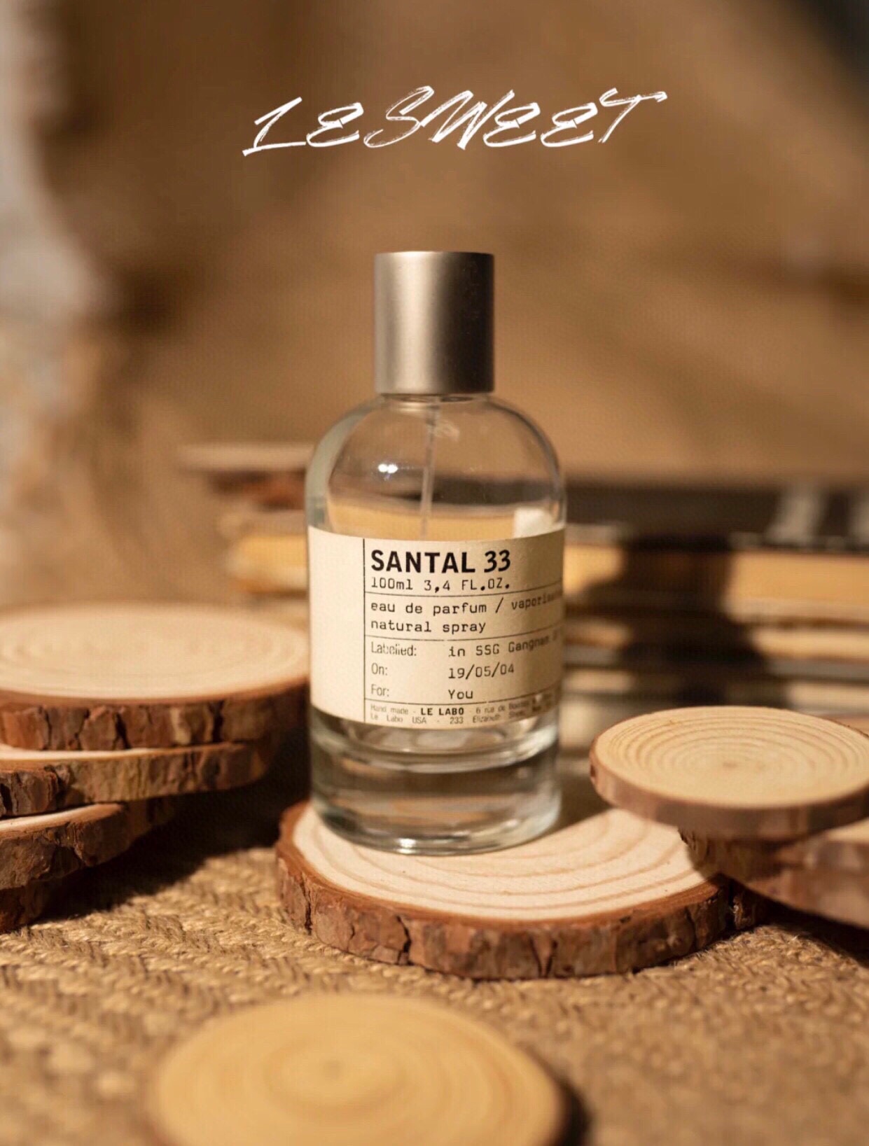 P F 120🔻专柜版🔺 💬 100ml/木质香 Le Labo Santal 33香水实验室 檀香木33 【香调】 前调:皮革 中调:檀香木 后调:雪松 香根草 【简介】 Le Labo是源自于美国纽约的一个香水品牌,店铺装修的挺复古,很有感觉,他家的香水每一款都是手工调制的,然后再店内给你现场调配装填,贴上一个属于你的标签.非常有实验室的感觉,我可能就是它实验的对象吧-幸福快乐的实验对象.