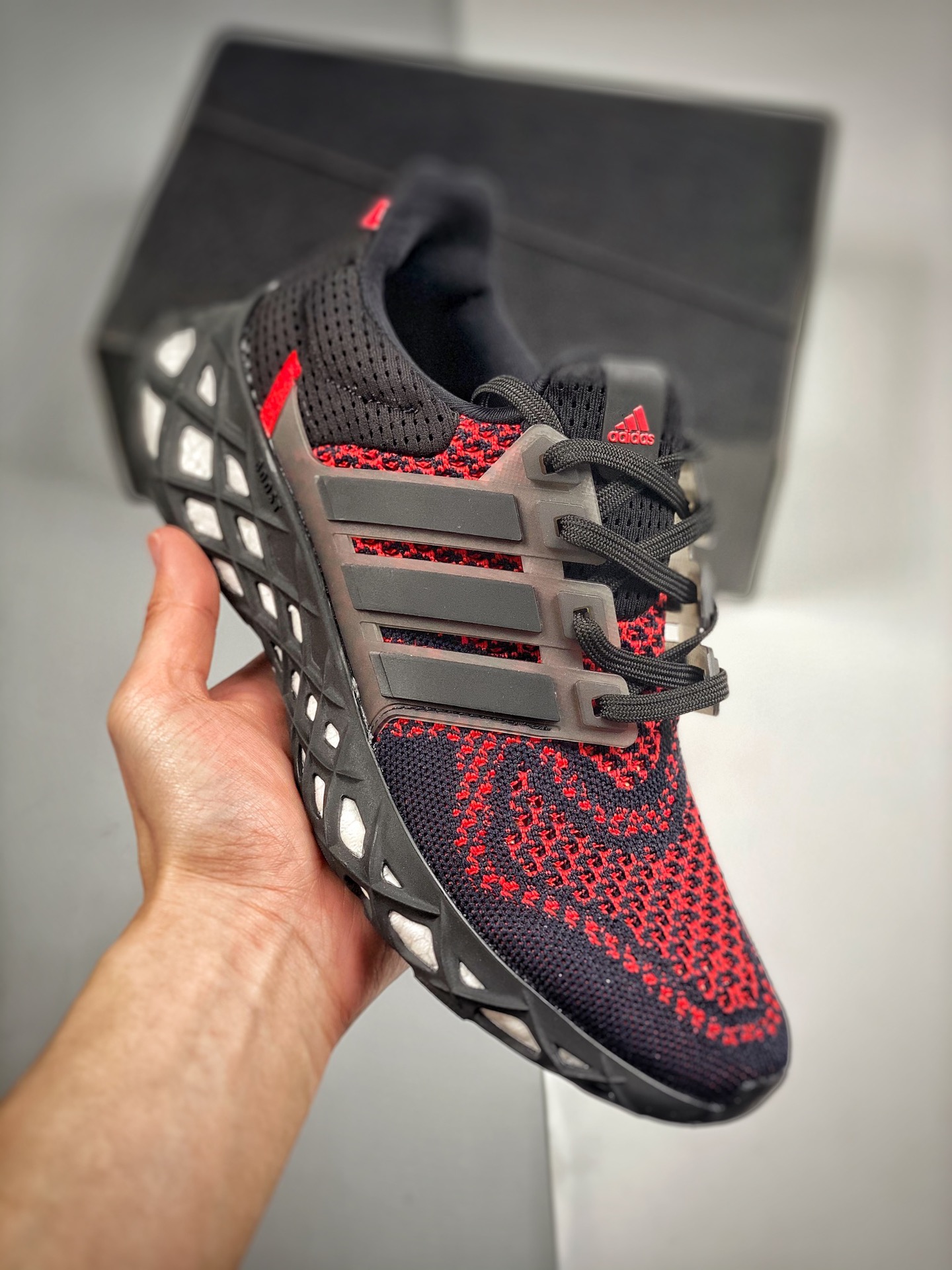 AD URABOOST WEB DNA 全面升级 爆米花大底复古跑鞋 Adidas Ultra Boost DNA Web最新款，此次最大变化是中底采用了橡胶网格包裹的全掌Boost技术，为整款鞋的稳定性带来了前所未有的提升，鞋面依旧延续…