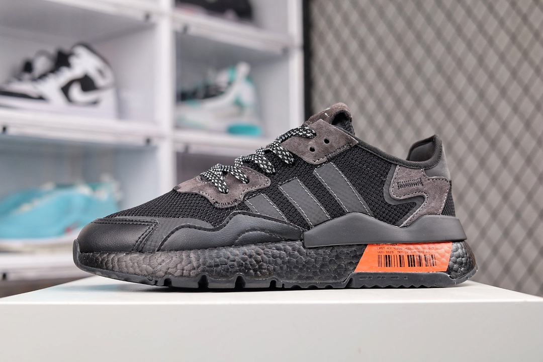 G0 公司级 Nite Jogger 2019 Boost 全新配色王嘉尔代言款 针织透气鞋面 夜行者 3M反光 真爆大底复古跑鞋。 针织透气网布搭配麂皮拼接打造鞋面 极具复古风格鞋头及鞋跟点缀3M变色反光设计极为亮眼中底采用全掌 Boost 科技，厚度相当可观，超舒适脚感×556BL