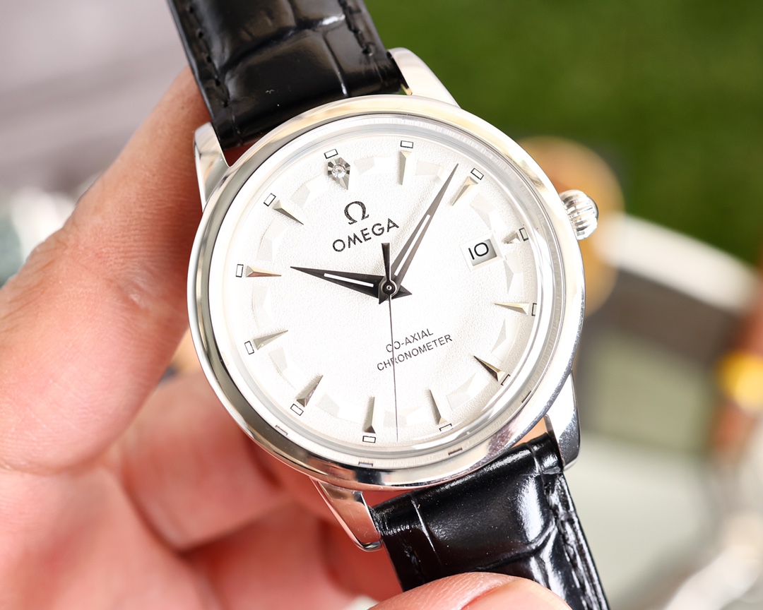 G5    欧米茄 Omega 蝶飞系列耗时长达6个月超薄男士自动机械腕表，采用进口原装15®机芯非市场国产机，每小时振频280次，零返修®质量，直径40mm原装尺寸，超薄工艺8mm，采用意大利进口小牛皮锅盖玻璃材质超强防水米专柜同款，一比一复刻带上他锋芒尽显，气派不凡耀眼光辉，永恒尊贵。