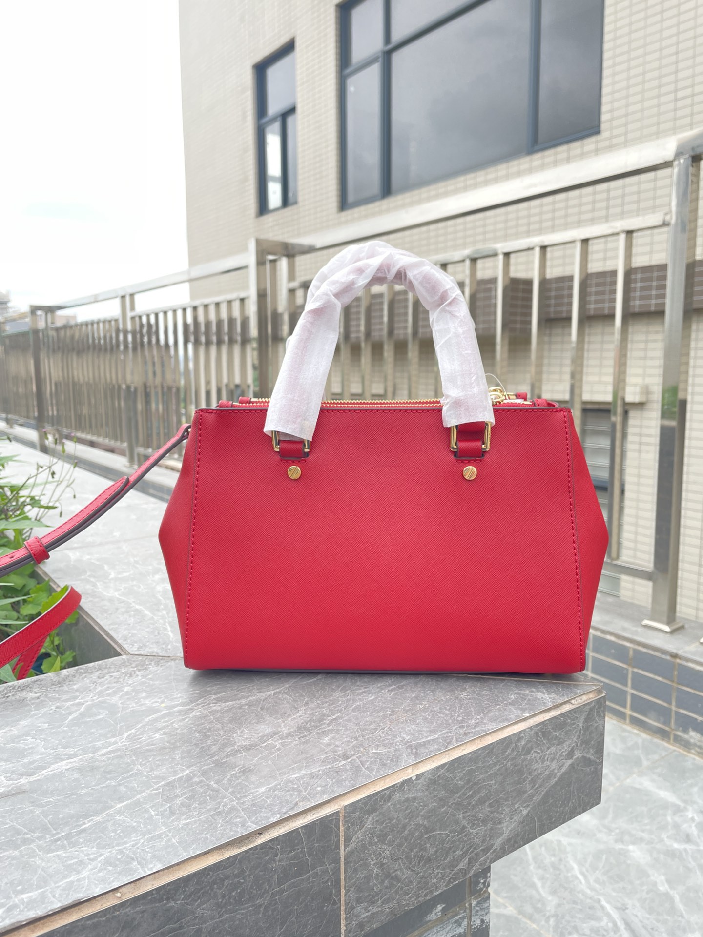 Michael Kors Mk 小号双拉链 杀手包 十字纹牛皮 单肩斜挎手提包 、 又奢华 令女人特质尽显