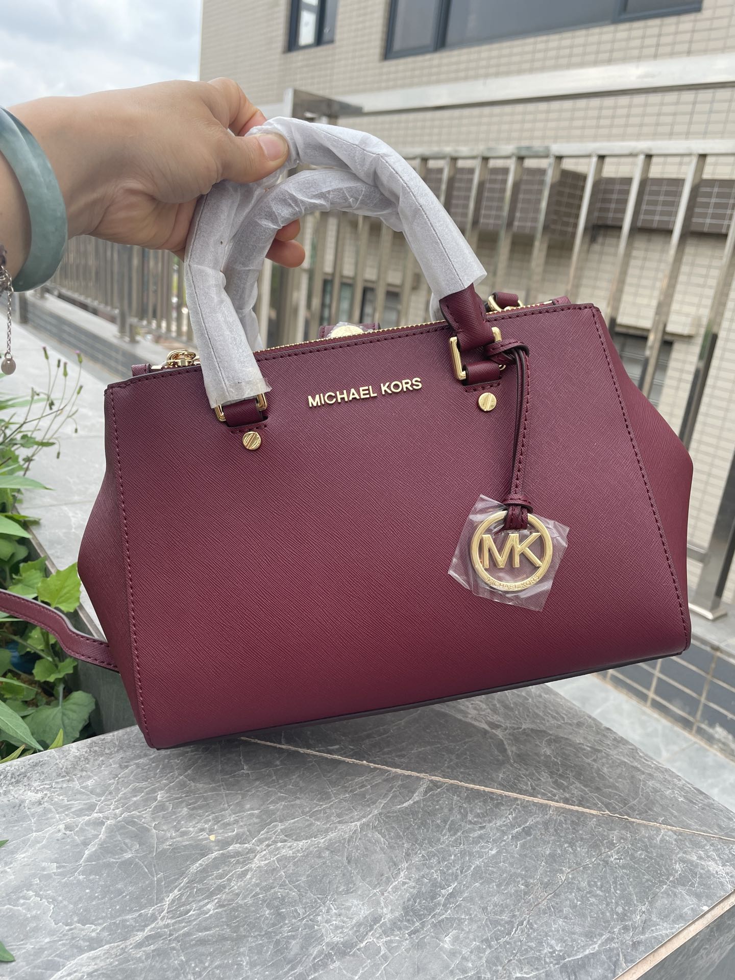 Michael Kors Mk 小号双拉链 杀手包 十字纹牛皮 单肩斜挎手提包 、 又奢华 令女人特质尽显