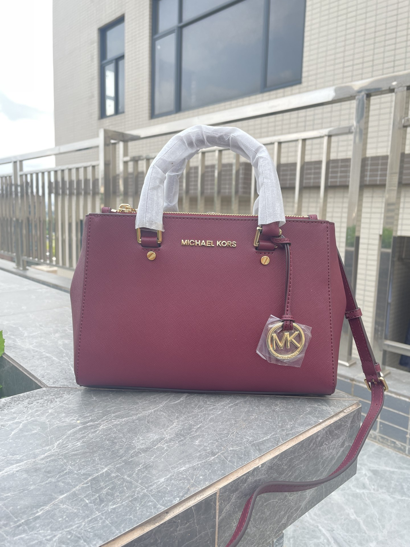 Michael Kors Mk 小号双拉链 杀手包 十字纹牛皮 单肩斜挎手提包 、 又奢华 令女人特质尽显