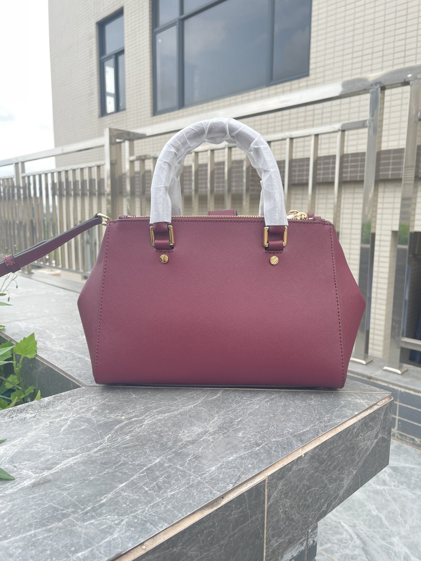 Michael Kors Mk 小号双拉链 杀手包 十字纹牛皮 单肩斜挎手提包 、 又奢华 令女人特质尽显