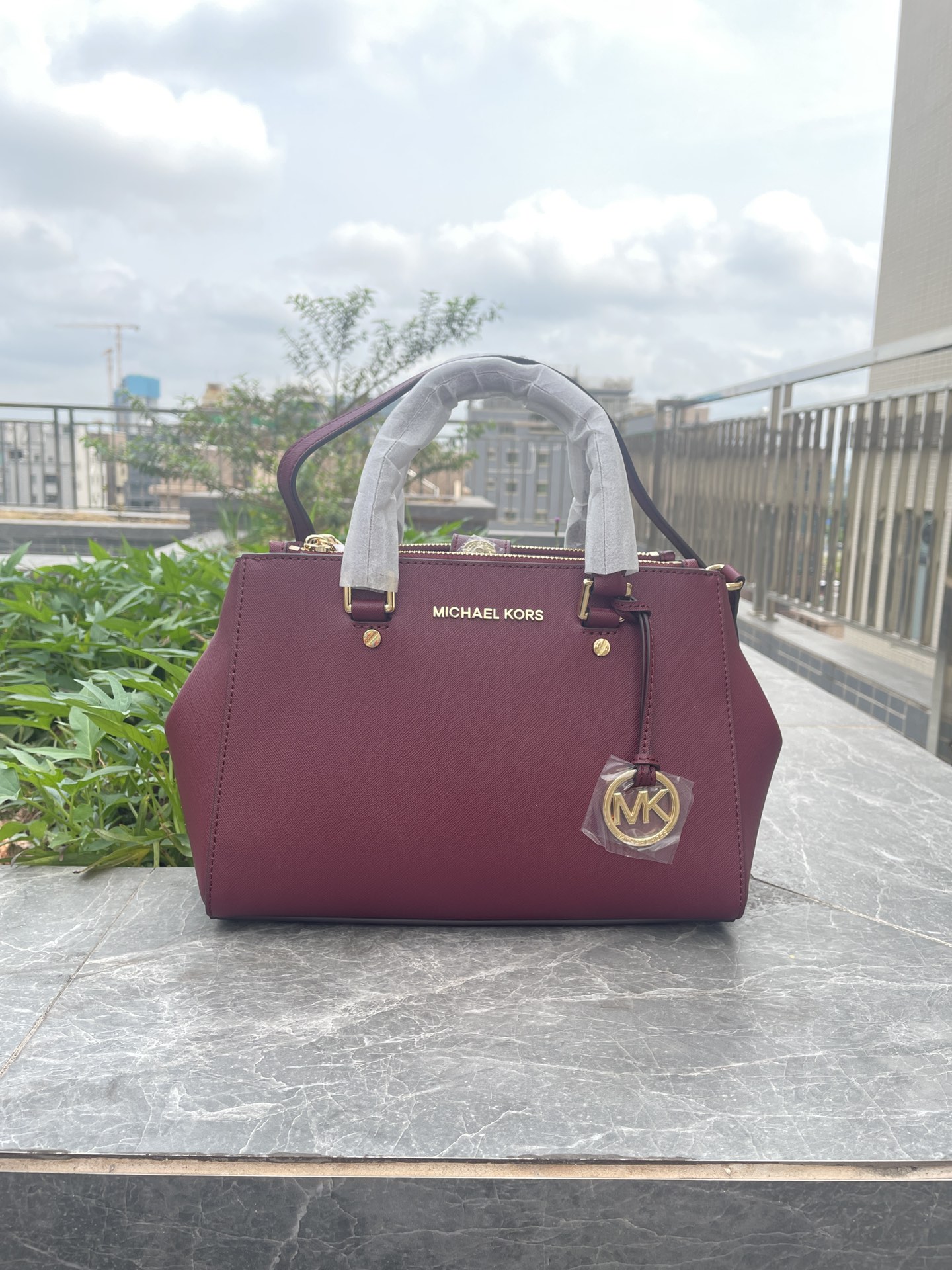 Michael Kors Mk 小号双拉链 杀手包 十字纹牛皮 单肩斜挎手提包 、 又奢华 令女人特质尽显