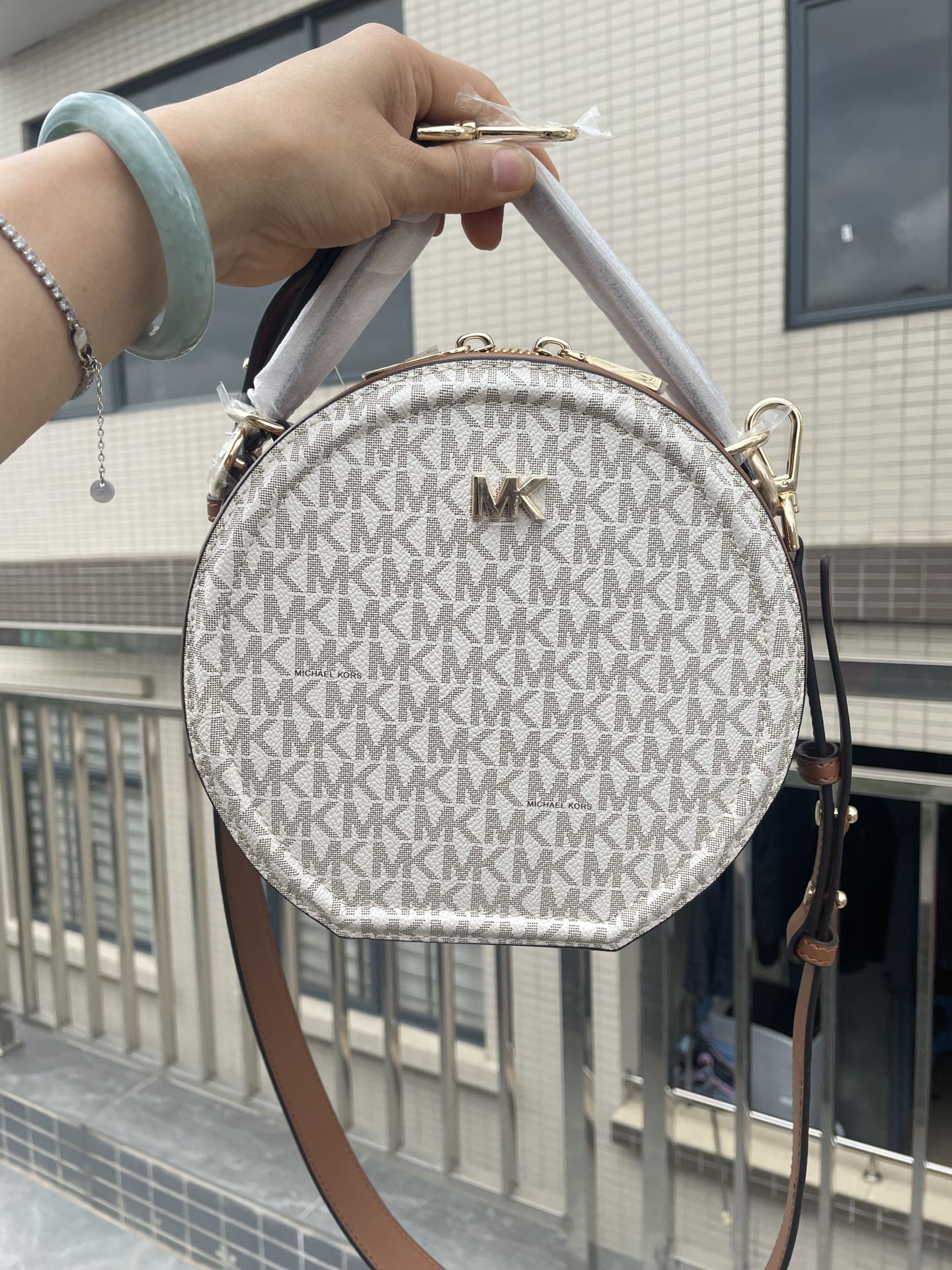 Michael Kors MK、新款Delaney 斜挎包采用 别致的圆饼造型 专为配合繁忙日程而设计 斜挎包以光滑皮革打造