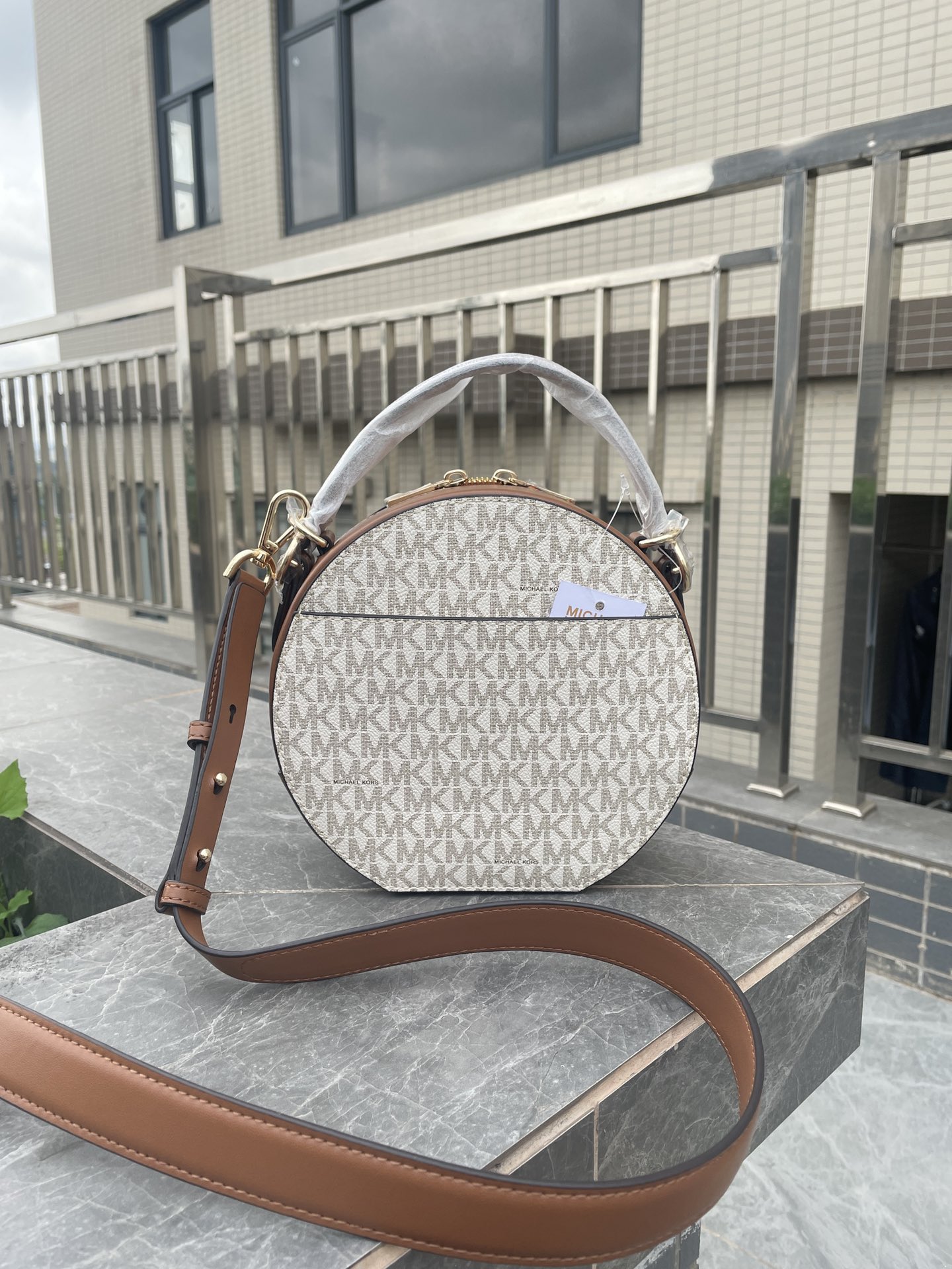 Michael Kors MK、新款Delaney 斜挎包采用 别致的圆饼造型 专为配合繁忙日程而设计 斜挎包以光滑皮革打造