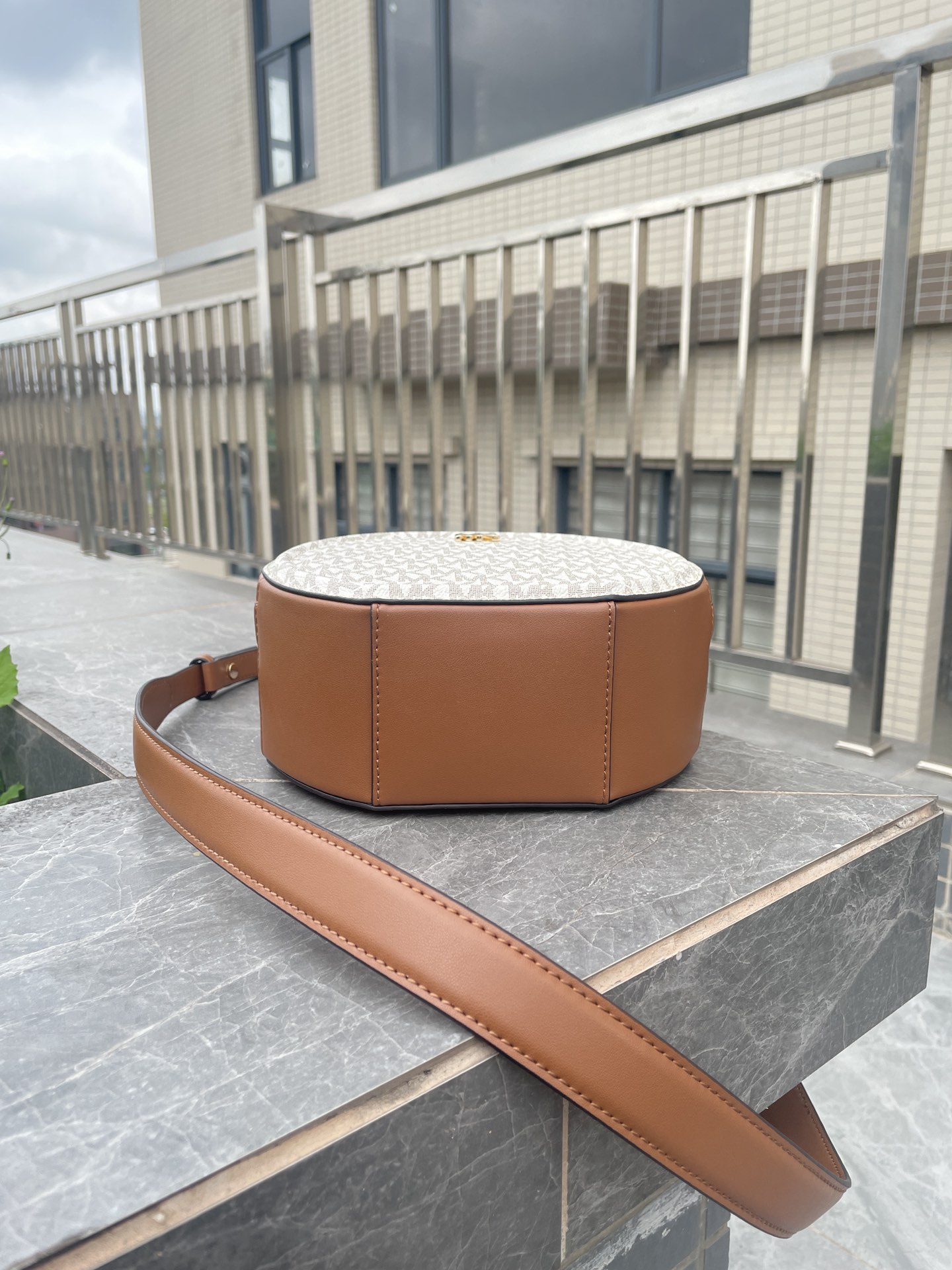 Michael Kors MK、新款Delaney 斜挎包采用 别致的圆饼造型 专为配合繁忙日程而设计 斜挎包以光滑皮革打造