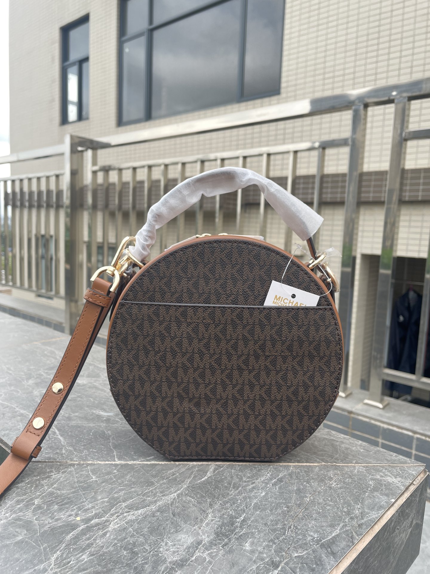 Michael Kors MK、新款Delaney 斜挎包采用 别致的圆饼造型 专为配合繁忙日程而设计 斜挎包以光滑皮革打造