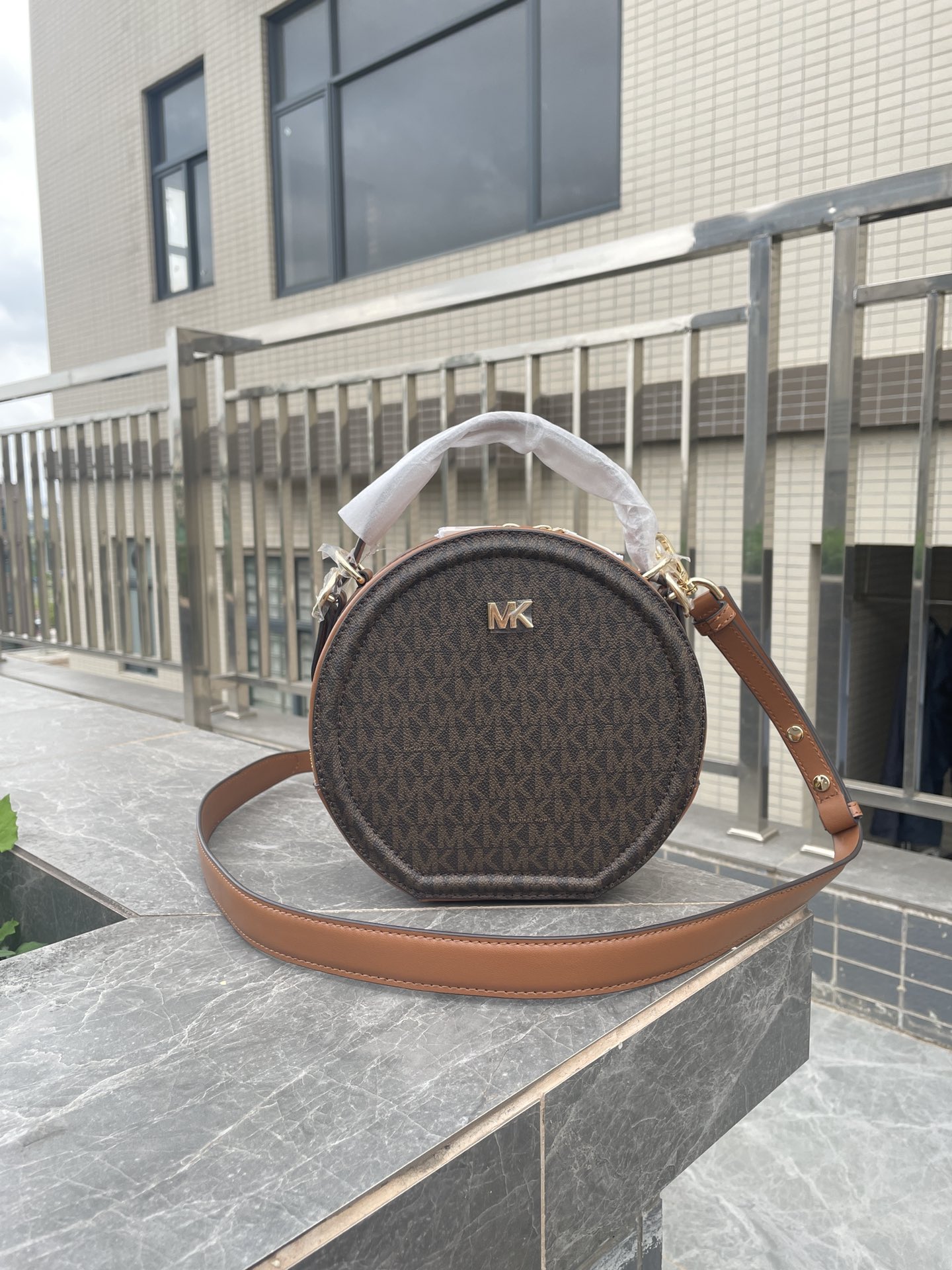 Michael Kors MK、新款Delaney 斜挎包采用 别致的圆饼造型 专为配合繁忙日程而设计 斜挎包以光滑皮革打造
