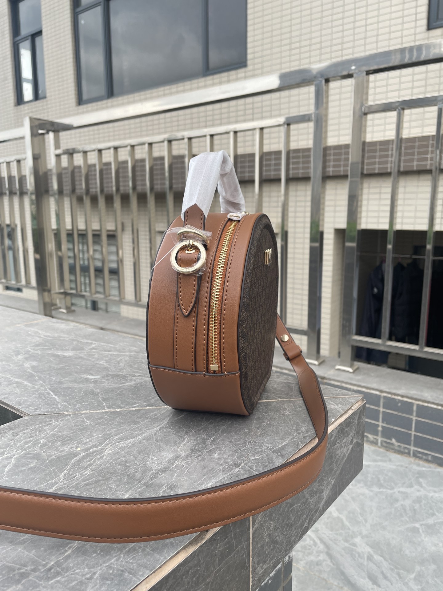 Michael Kors MK、新款Delaney 斜挎包采用 别致的圆饼造型 专为配合繁忙日程而设计 斜挎包以光滑皮革打造