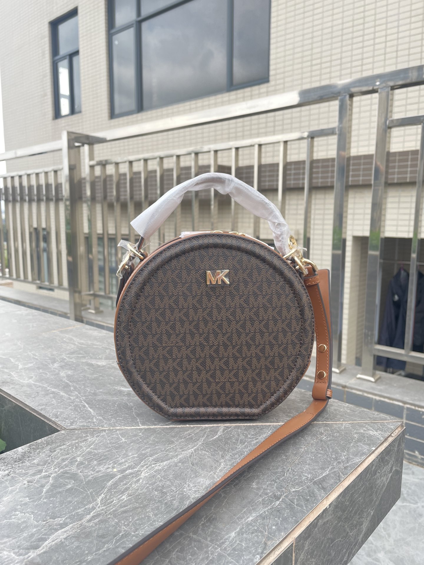 Michael Kors MK、新款Delaney 斜挎包采用 别致的圆饼造型 专为配合繁忙日程而设计 斜挎包以光滑皮革打造