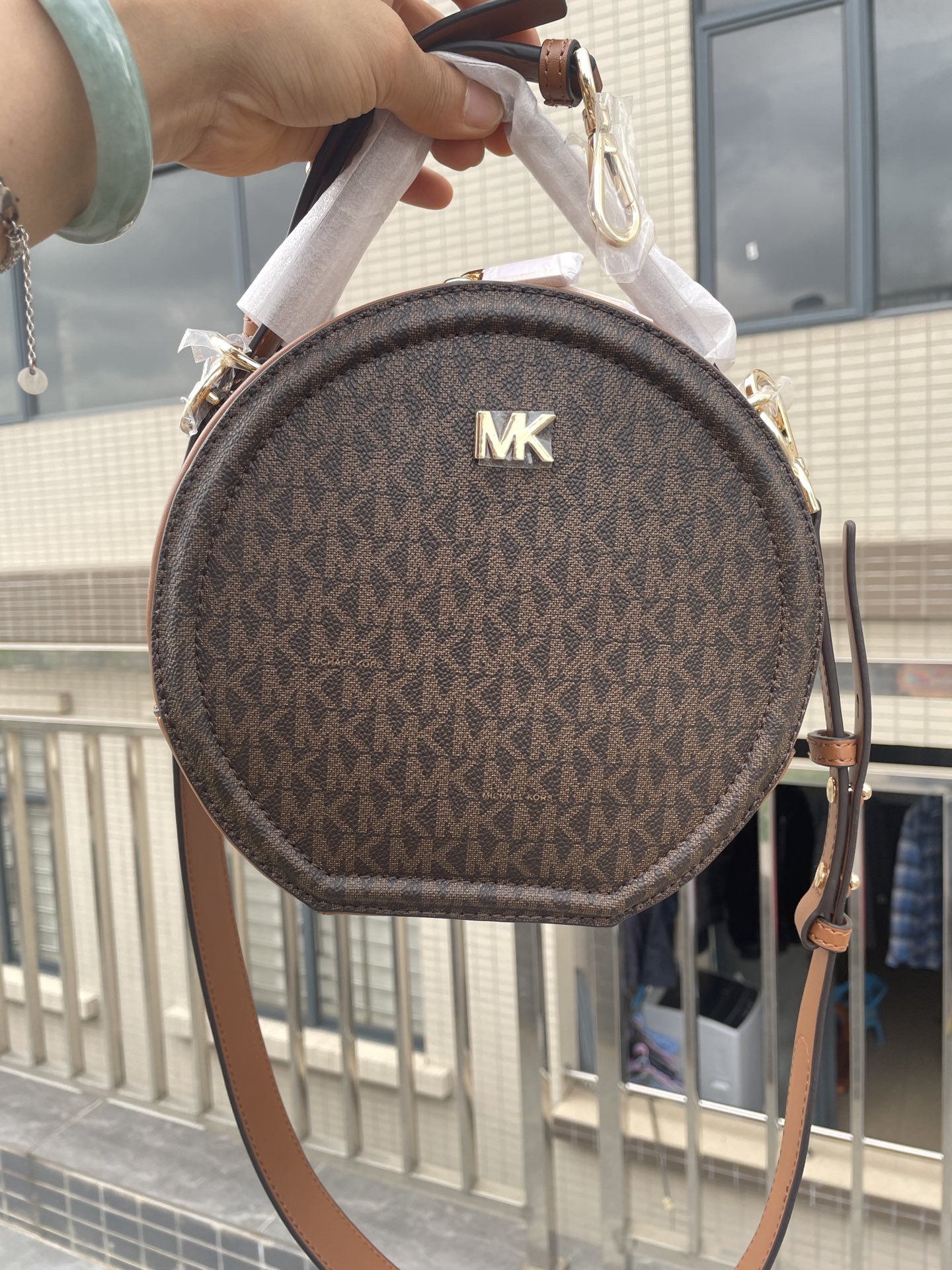 Michael Kors MK、新款Delaney 斜挎包采用 别致的圆饼造型 专为配合繁忙日程而设计 斜挎包以光滑皮革打造