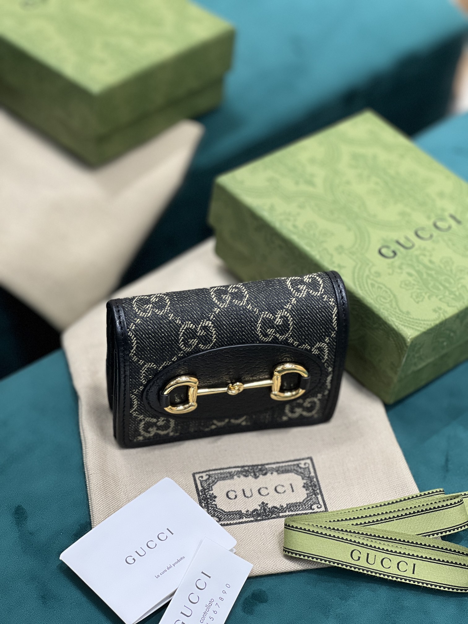 卡包 Gucci马衔扣1955系列不断发展壮大 Gucci 马衔扣1955系列小号卡包采用搭配黑色和象牙白色GG丹宁提花面料制作 621887