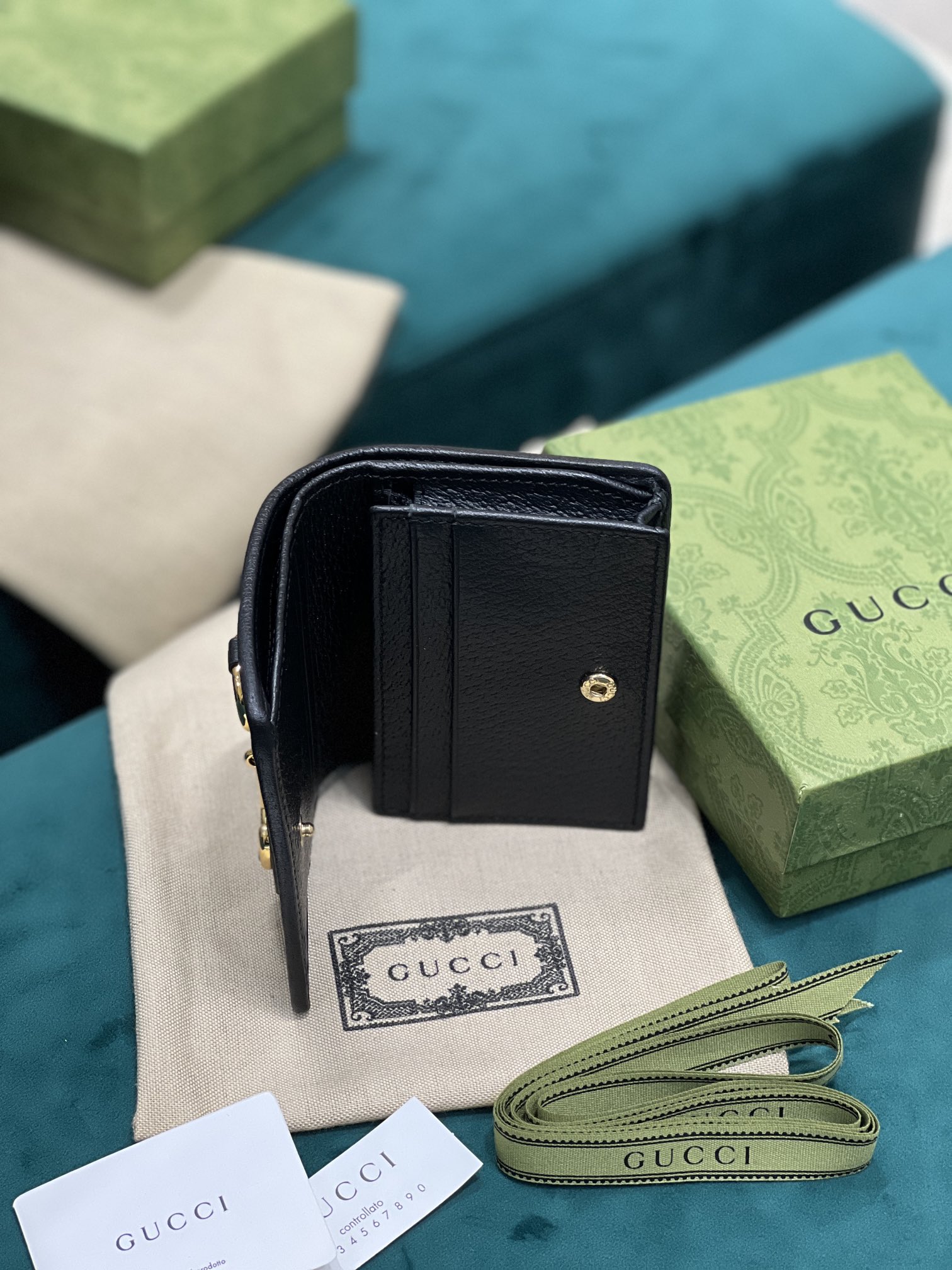 卡包 Gucci马衔扣1955系列不断发展壮大 Gucci 马衔扣1955系列小号卡包采用搭配黑色和象牙白色GG丹宁提花面料制作 621887