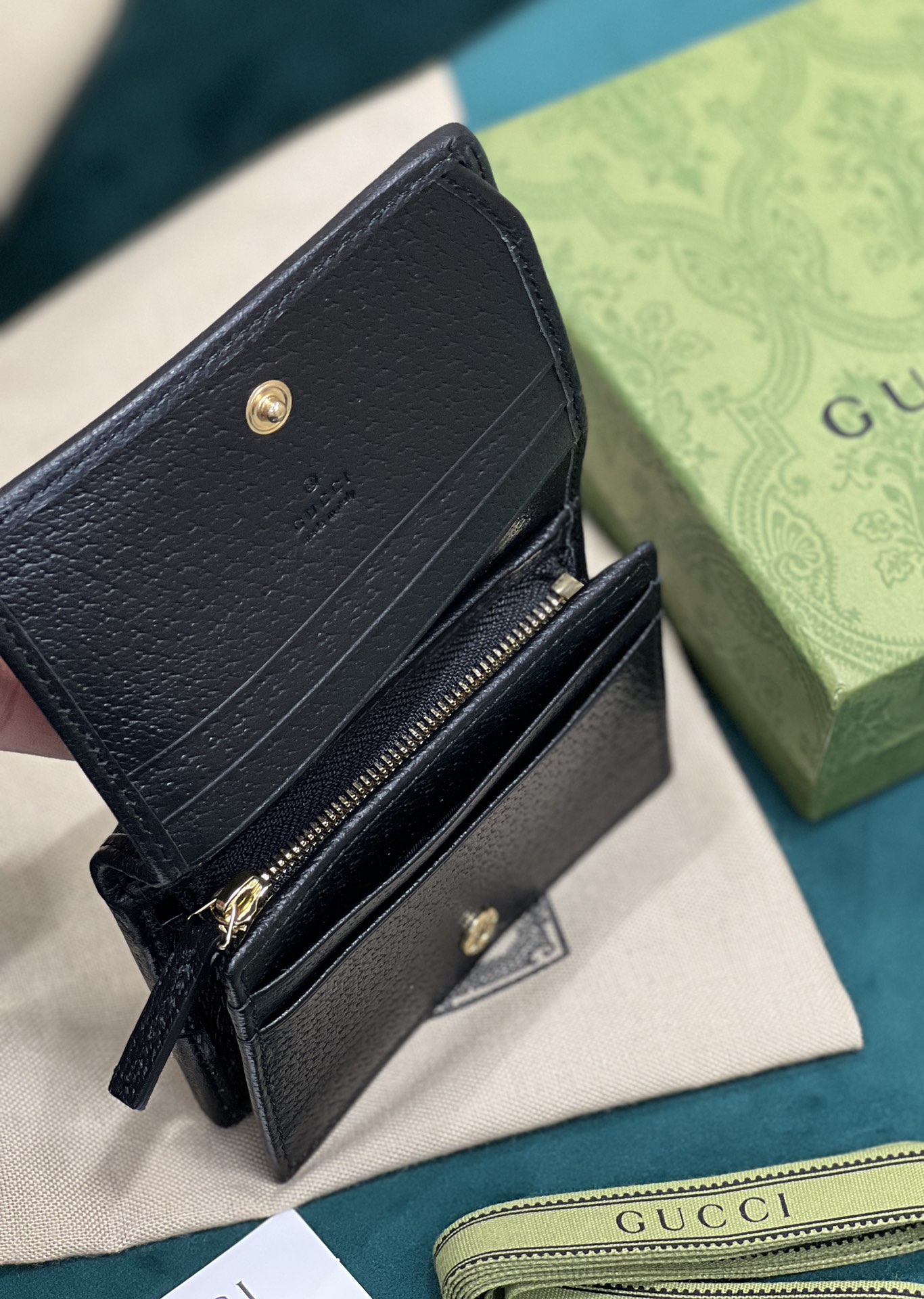 卡包 Gucci马衔扣1955系列不断发展壮大 Gucci 马衔扣1955系列小号卡包采用搭配黑色和象牙白色GG丹宁提花面料制作 621887