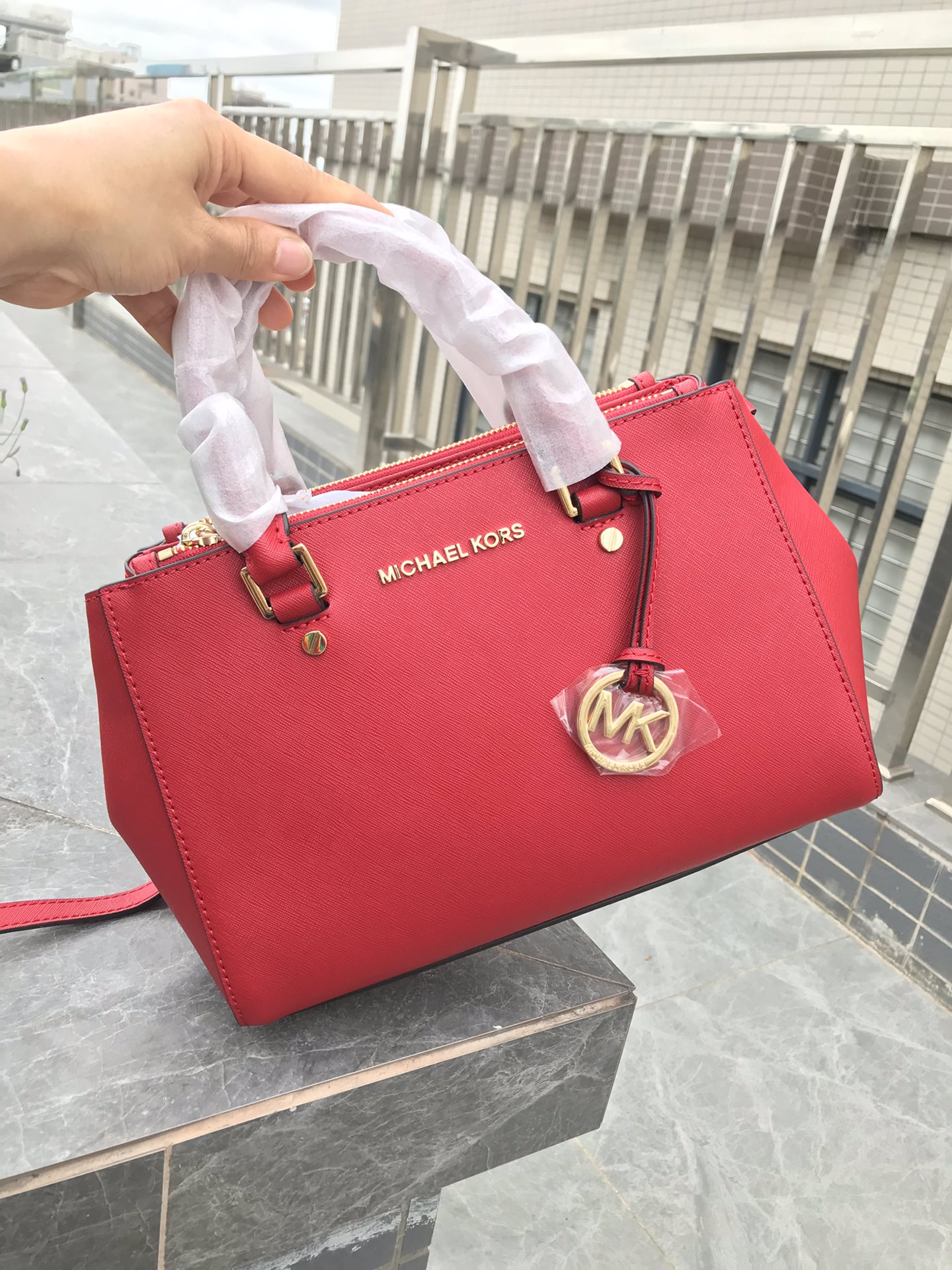 Michael Kors Mk 小号双拉链 杀手包 十字纹牛皮 单肩斜挎手提包 、 又奢华 令女人特质尽显