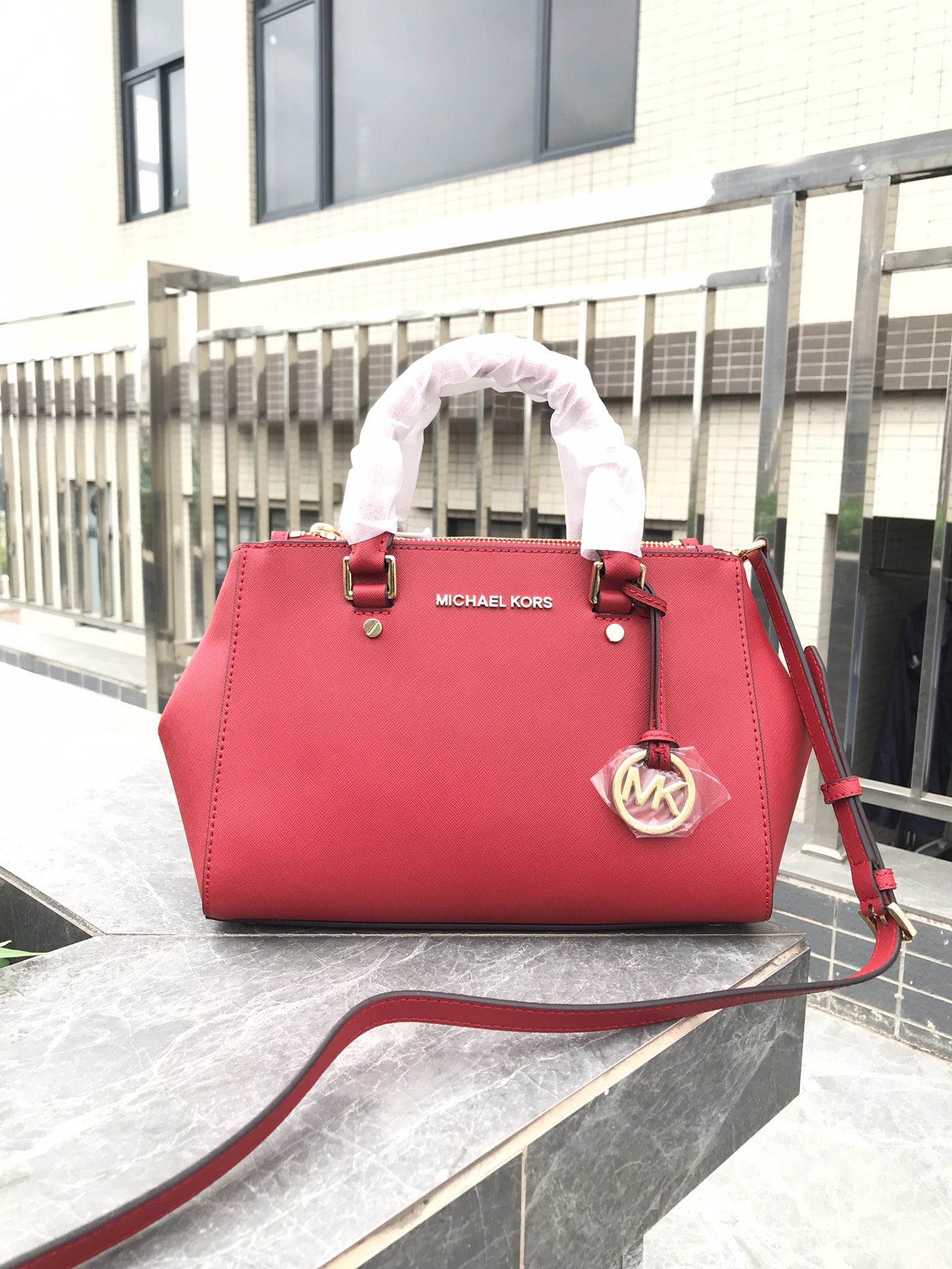 Michael Kors Mk 小号双拉链 杀手包 十字纹牛皮 单肩斜挎手提包 、 又奢华 令女人特质尽显