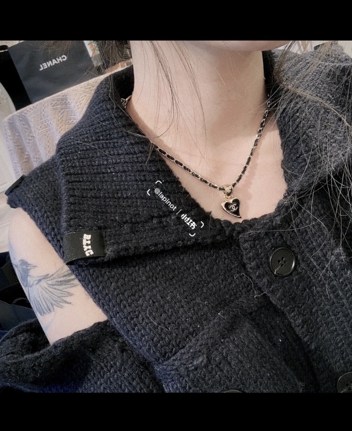 NO:634692,88180, classic popular style 22 new black metal love hearts and leather necklaces, black gold classic color leather chain elements, every time Xiang Nai’s house comes out with a black love style, it must be popular. Spicy and sassy, ​​super worth buying. Purchase yb customized brass material lambskin with picture packaging box, necklace, sheepskin, Cartier high-end jewelry1986090988180,经典爆款 22新款黑色金属爱心桃心穿皮项链 黑金经典配色皮穿链元素 香奶奶家每次出黑色的爱心款都必爆 又辣又飒超级值得入手 购入yb定制 黄铜材质 小羊皮 带图片包装盒,,necklace,sheepskin,卡迪亚高端饰品,Jewelry