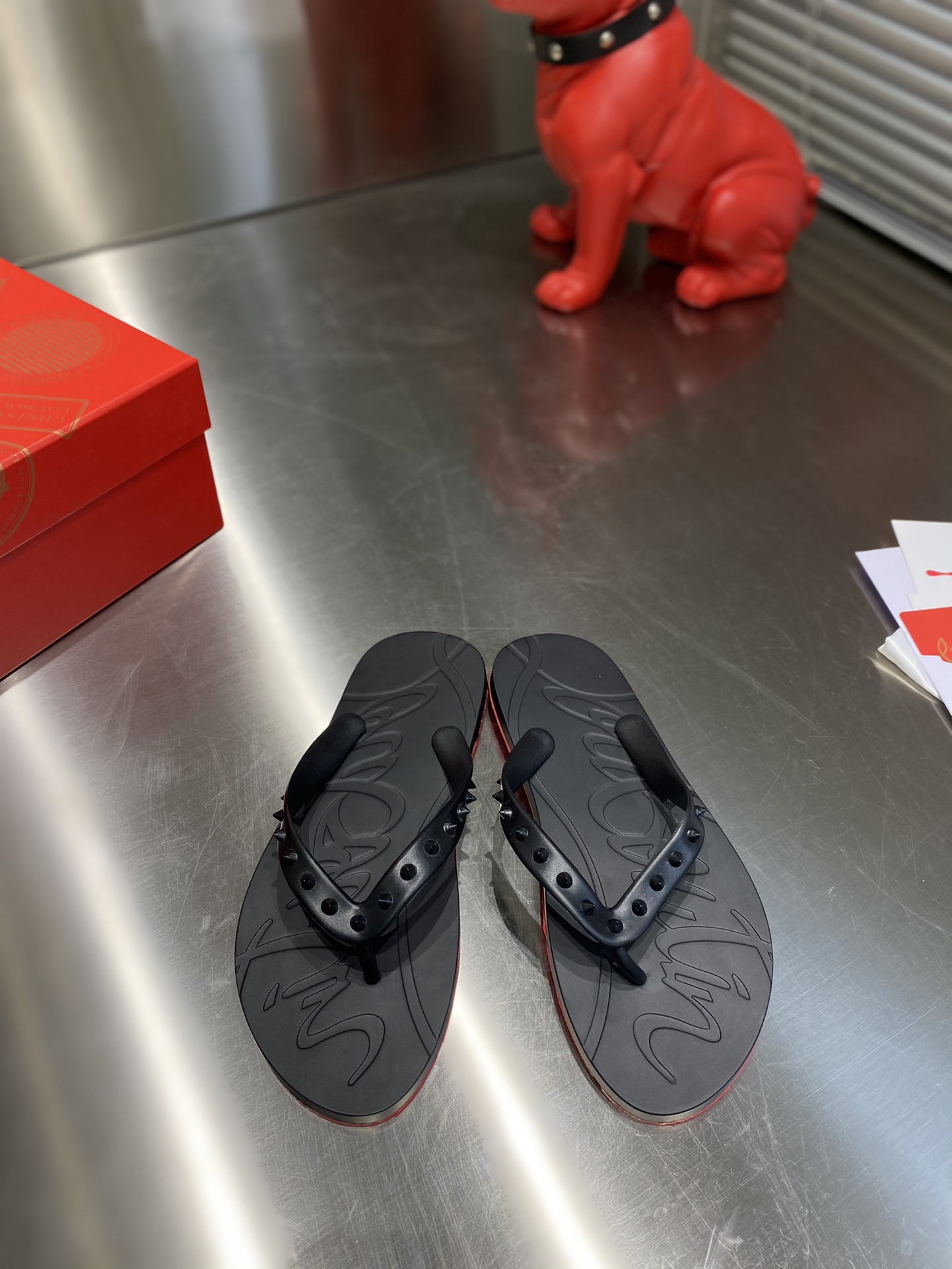 NO:749961,╔Black flip-flops for couples╗ (yellow box packaging) ·Top version customization·No matter the last shape, fabric, diamonds, nails, lining, outsole, it is as close to ZP as possible... The original sole is specially provided by the original factory. The lining is imported water-dyed cowhide. Private customization time is about 3-7 days. ———— Size Men's 37M-46M, slippers, slippers, cowhide19860909╔人字拖黑色情侣款╗（黄色盒子包装） ·顶级版定制·  无论是楦型、面料、钻、钉、内里、大底、都尽可能的接近ZP…… 鞋底原厂特供原版底 内里进口水染牛皮 私人定制时间3-7天左右 —————— Size 男款37M—46M,拖鞋,slippers,cowhide,Women's Shoes