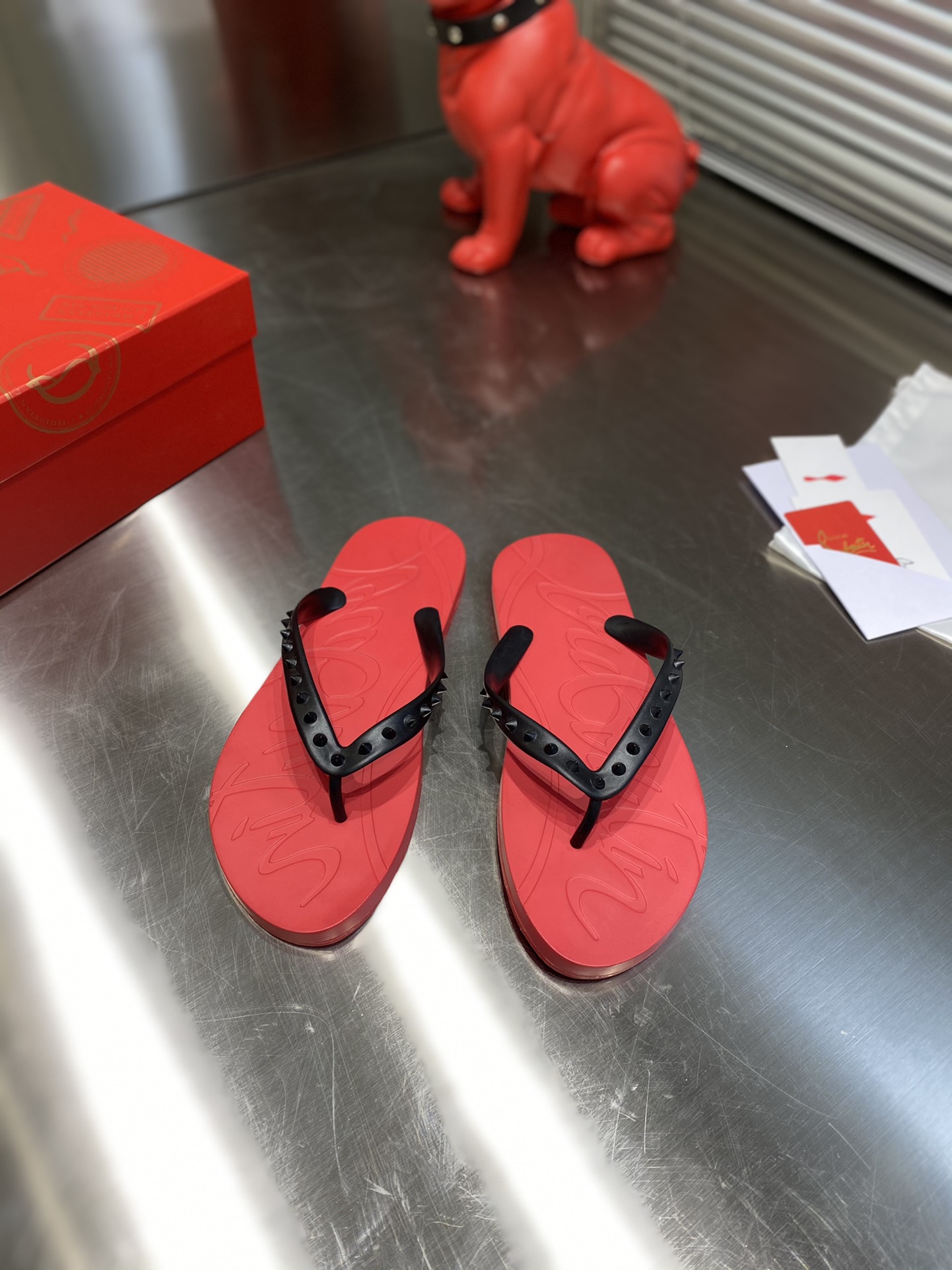 NO:749956,╔Flip-flops for men in red and black╗(yellow box packaging) ·Top version customization·No matter the last shape, fabric, diamonds, nails, lining, outsole, they are as close as possible to ZP... The original sole is specially provided by the original factory. The lining is imported water-dyed cowhide. Private customization time is about 3-7 days. ———— Size Men’s 37M-46M, slippers, slippers, cowhide19860909╔人字拖红黑男款╗（黄色盒子包装） ·顶级版定制·  无论是楦型、面料、钻、钉、内里、大底、都尽可能的接近ZP…… 鞋底原厂特供原版底 内里进口水染牛皮 私人定制时间3-7天左右 —————— Size 男款37M—46M,拖鞋,slippers,cowhide,Women's Shoes