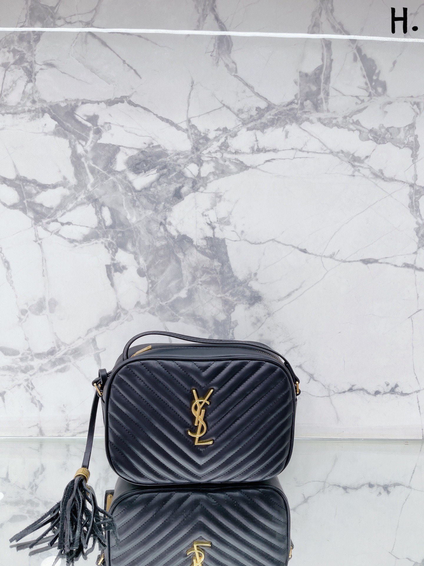 J0 loulou 包评测这款包我买来我这款金链啦~首先它是小羊皮材质的所以不耐磨大家要小心使用一不小心就会磨破向面但是手感非常非常好都可以当枕头了比香奈儿19软很多摸到真的会惊艳的那种感觉哈哈哈就和棉花糖一样包的本身也很轻完全不用担心会重!后面有上身图可以手拿侧背手提还可以交叉背!打开是信封形的所以容量也非常大可以装下日常出 门要带的所有东西! ! ! black18cm