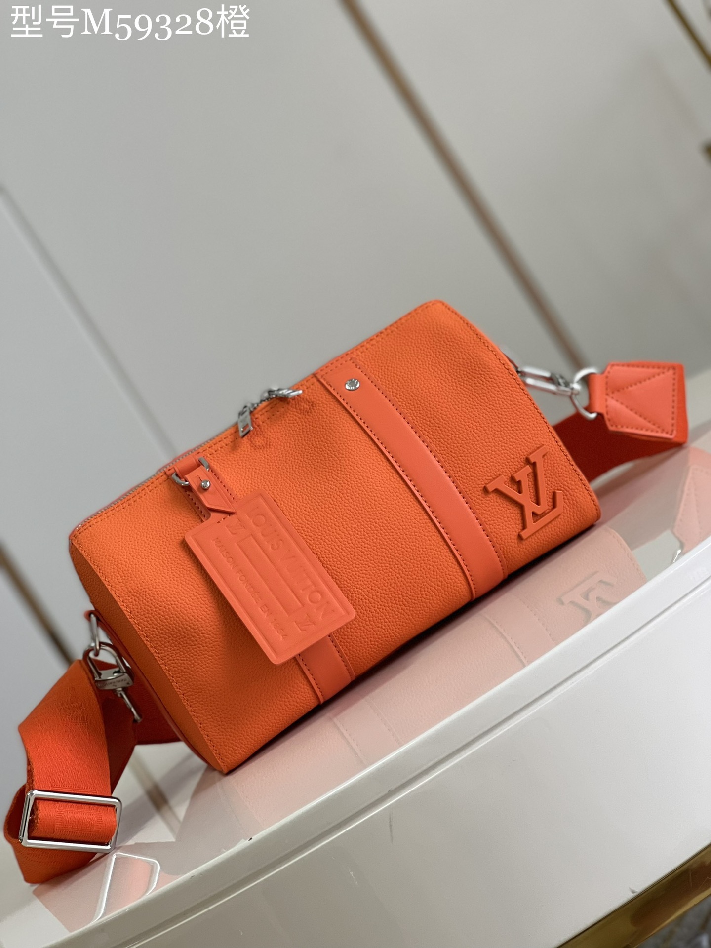 NO:398396,【Exclusive real photo M59328 orange】City Keepall handbag cited the classic design of Keepall handbag, making it an elegant choice for daily life. Soft Aerogram leather cut out compact configuration, brand and metal LV letters rich in details, adjustable shoulder straps to make it easy to carry. Size 27 x 17 x 13cm e.730, LV [original leather], louis vuitton19860909【独家实拍M59328橙色】City Keepall 手袋援引Keepall 手袋的经典设计,成就日常生活的雅致之选.柔软 Aerogram 皮革裁出紧凑构型,名牌和金属 LV 字母丰富细节,可调节肩带成就自在背携.尺寸27 x 17 x 13cm e.730,LV【原厂皮】,louis vuitton,Bag