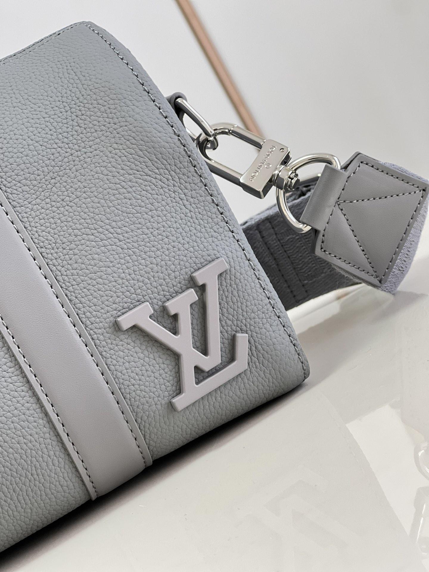 Louis Vuitton LV City Keepall 细粒面小牛皮斜挎包M59328