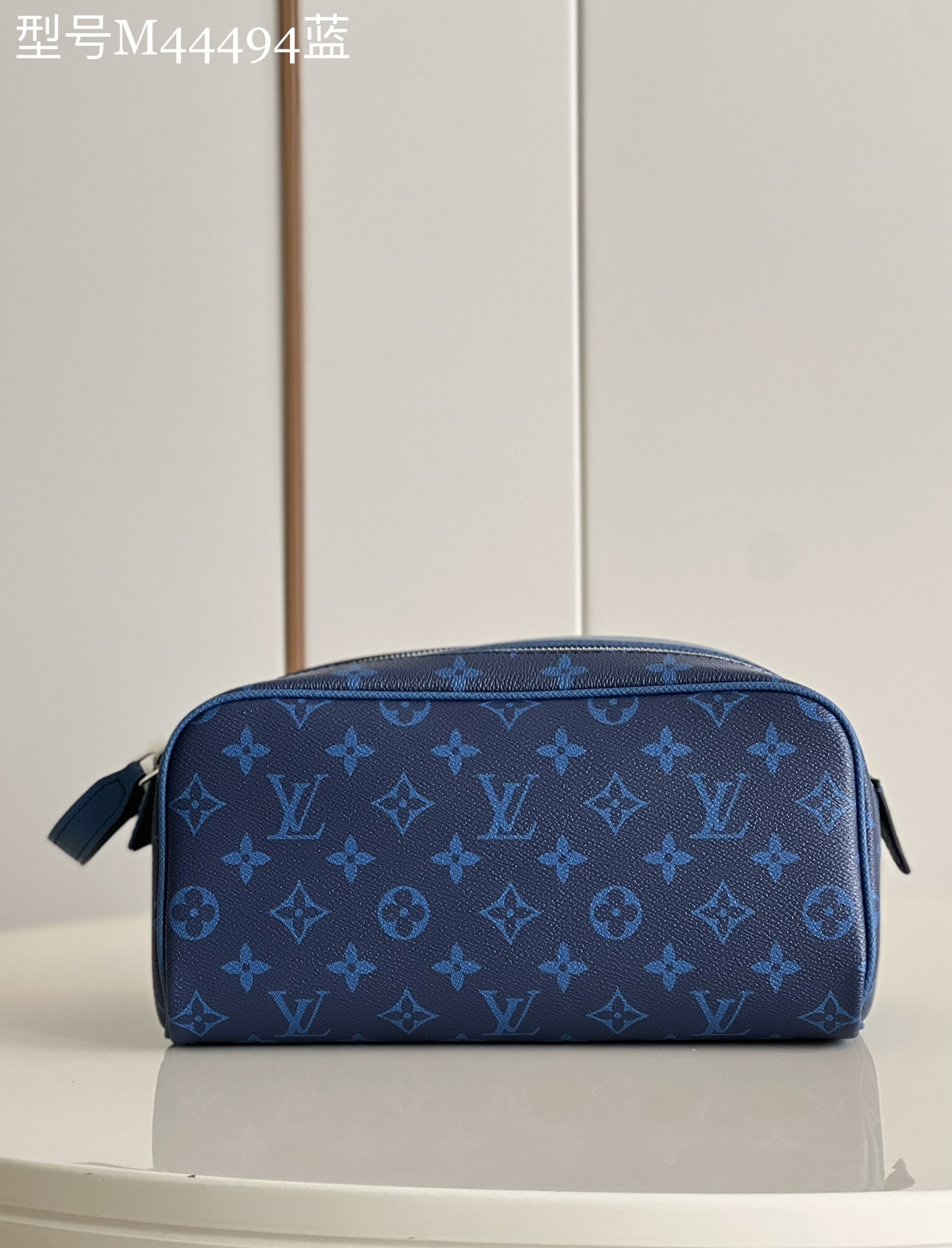 NO:398379,【Exclusive real photo M44494 blue】M47528 This Dopp Kit wash bag is made of fine grained Taurillon Monogram leather, and carries toiletries and other personal items in an elegant way. The bag is spacious and equipped with double zipper closure and washable lining, which combines styling and practical functions. This accessory can be used as a thoughtful gift, and it can be perfectly matched with any Louis Vuitton travel bag. Detail size 28 x 15 x 16.5 cm z.,LV【Original Leather】,louis vuitton,louis vuitton19860909【独家实拍M44494蓝色】M47528 这款Dopp Kit梳洗包以细致粒面Taurillon Monogram皮革制造,以优雅的方式携带梳洗用品及其他个人物品.袋款容量宽敞,配备双拉链开合及可洗衬里,兼具型格和实用功能.此配饰可作为贴心礼物,亦可完美配搭任何路易威登旅行袋. 细节尺寸28 x 15 x 16.5 厘米 z.,LV【原厂皮】,louis vuitton,louis vuitton,Bag