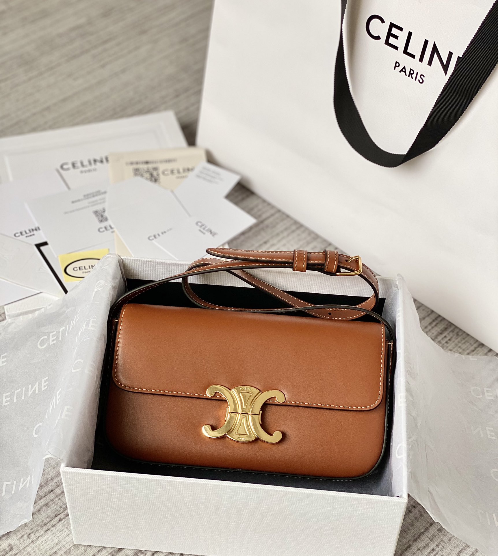 CELINE赛琳凯旋门全皮系列小牛皮肩背包194143