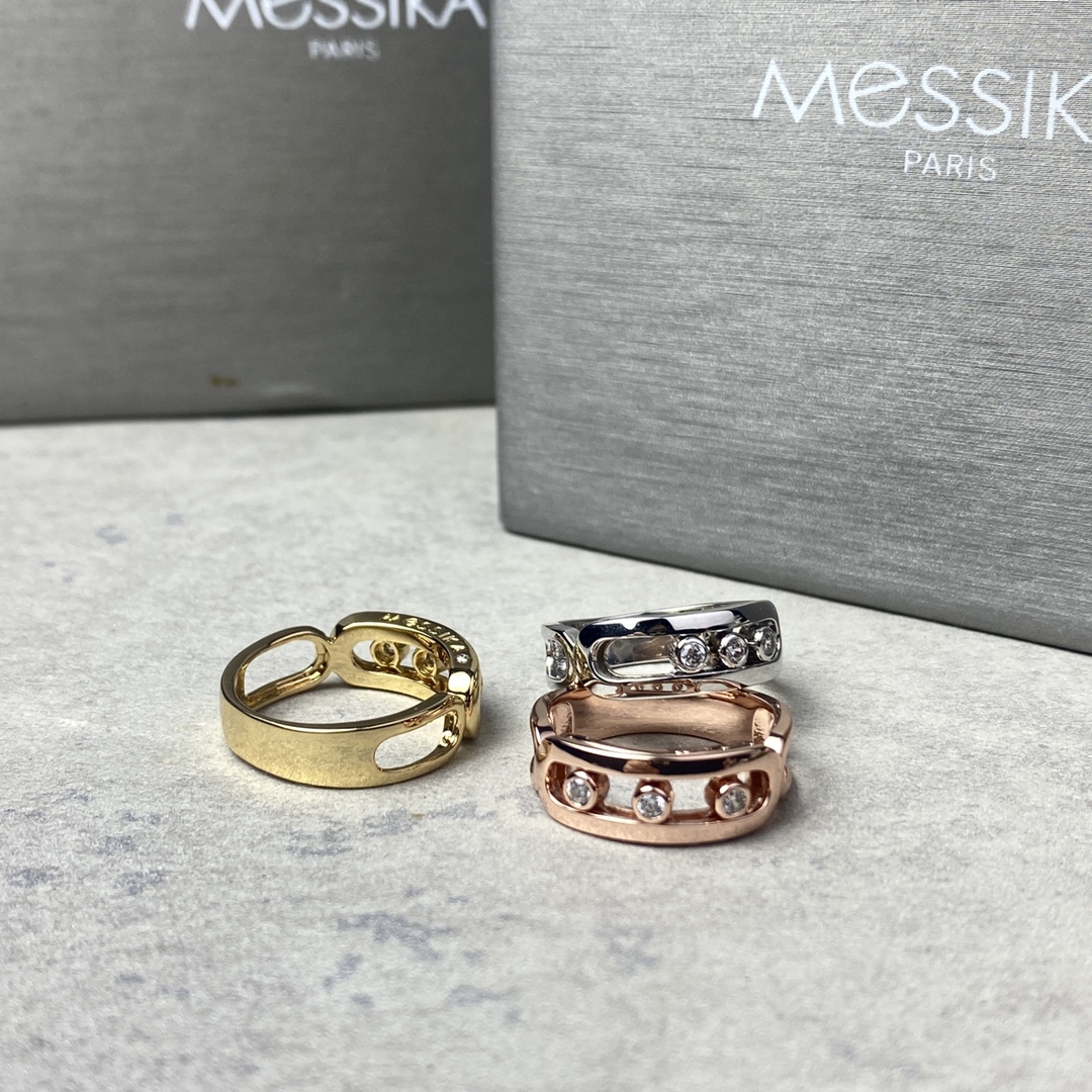  Messika梅西卡戒指满钻戒指😘 Messika 以其最著名的工艺『移动的钻石』而闻名，中间的钻石是
