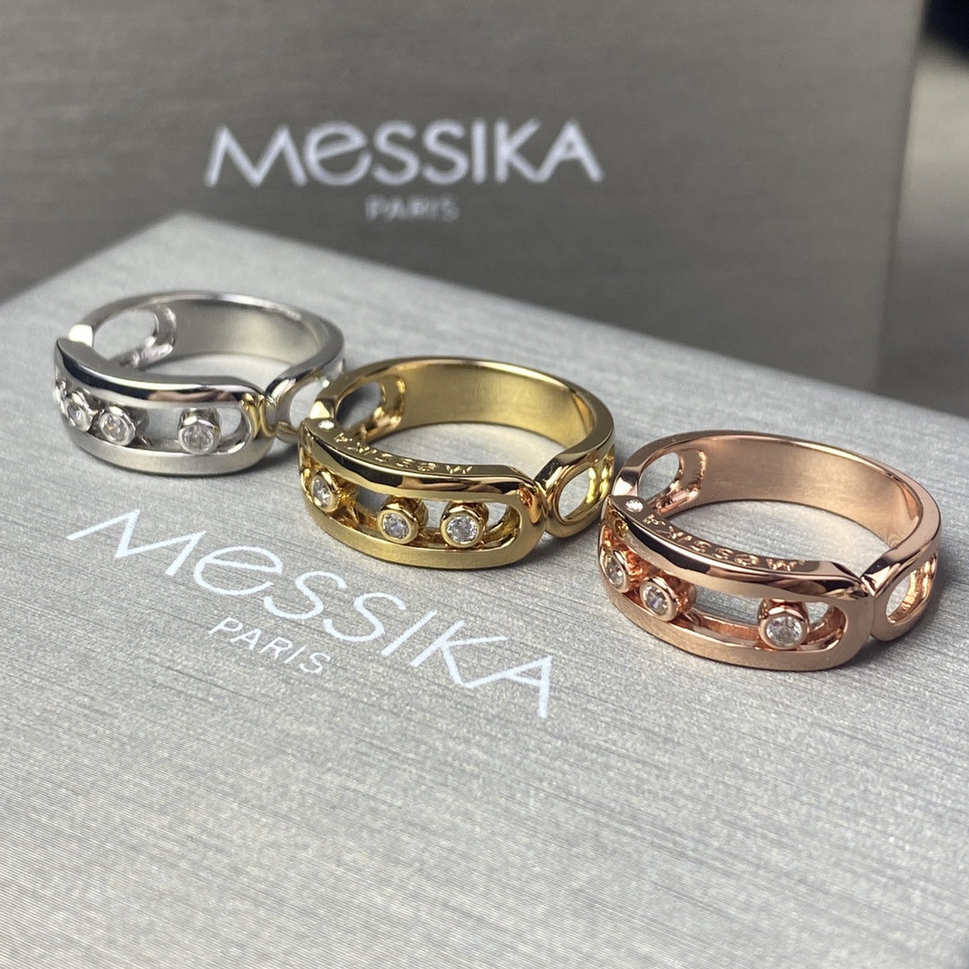  Messika梅西卡戒指满钻戒指😘 Messika 以其最著名的工艺『移动的钻石』而闻名，中间的钻石是
