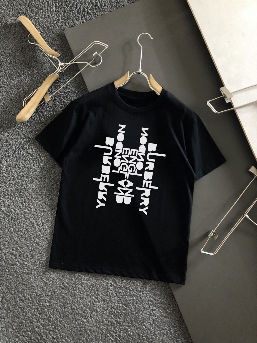 Camiseta de manga corta con estampado de letras de la última colección de Burberry, de alta calidad y original de tiend…