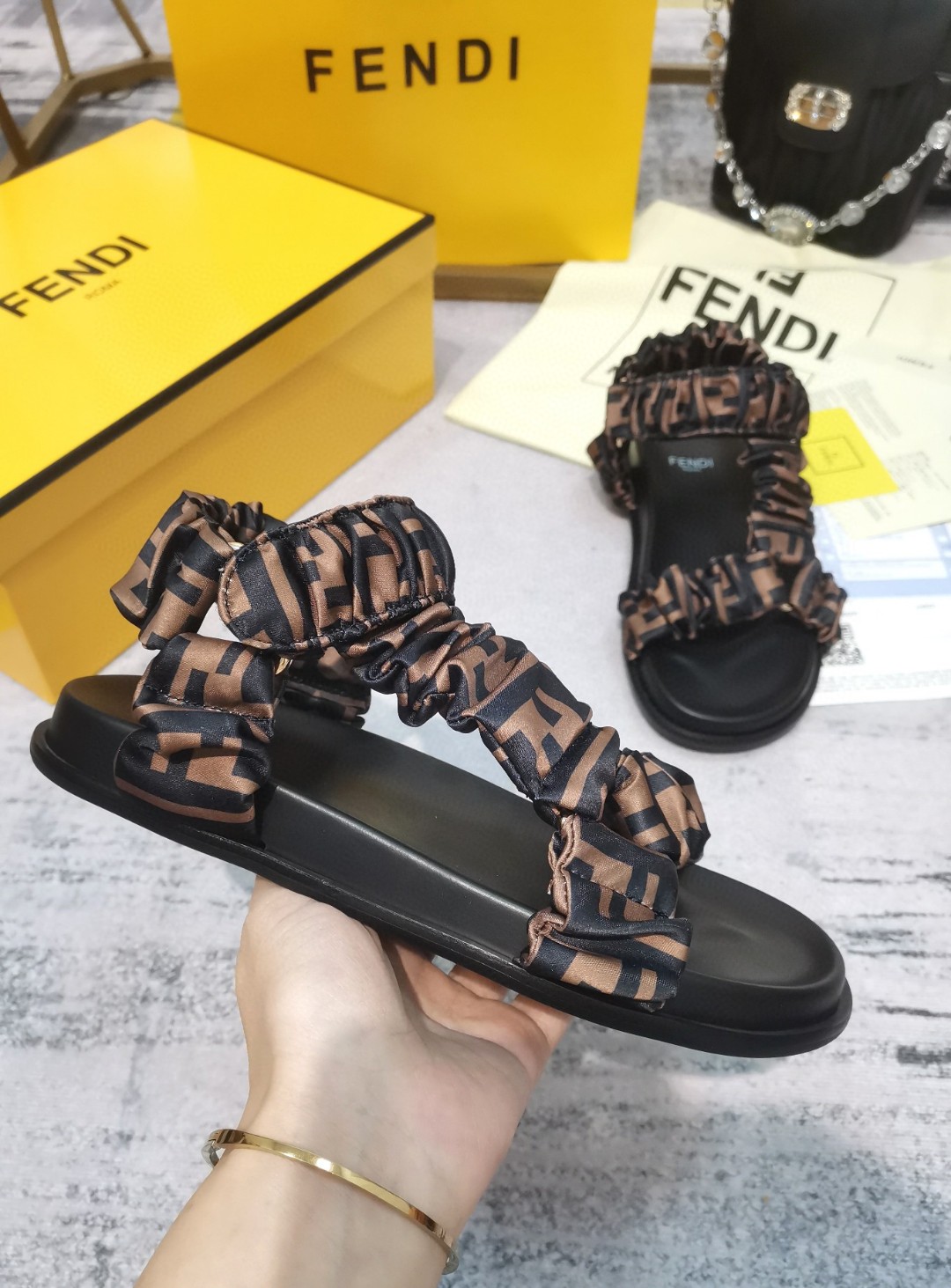 FENDI Fendi 2022 mostrador primavera/verano nuevo, tejido de raso marrón combinado con letras negras