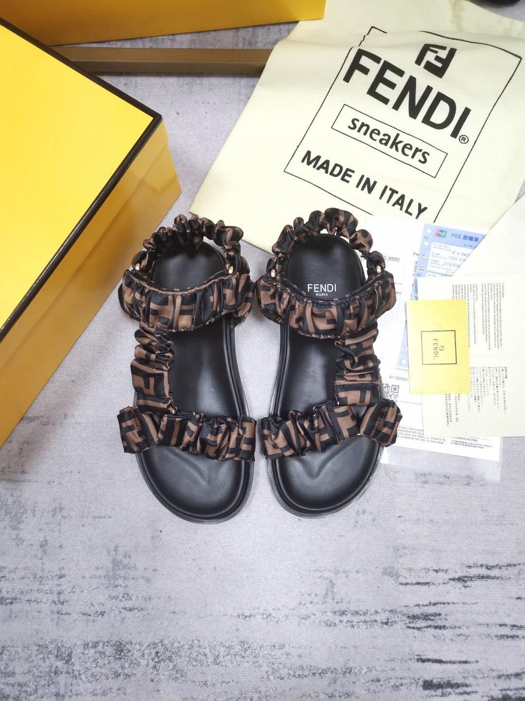 FENDI Fendi 2022 mostrador primavera/verano nuevo, tejido de raso marrón combinado con letras negras