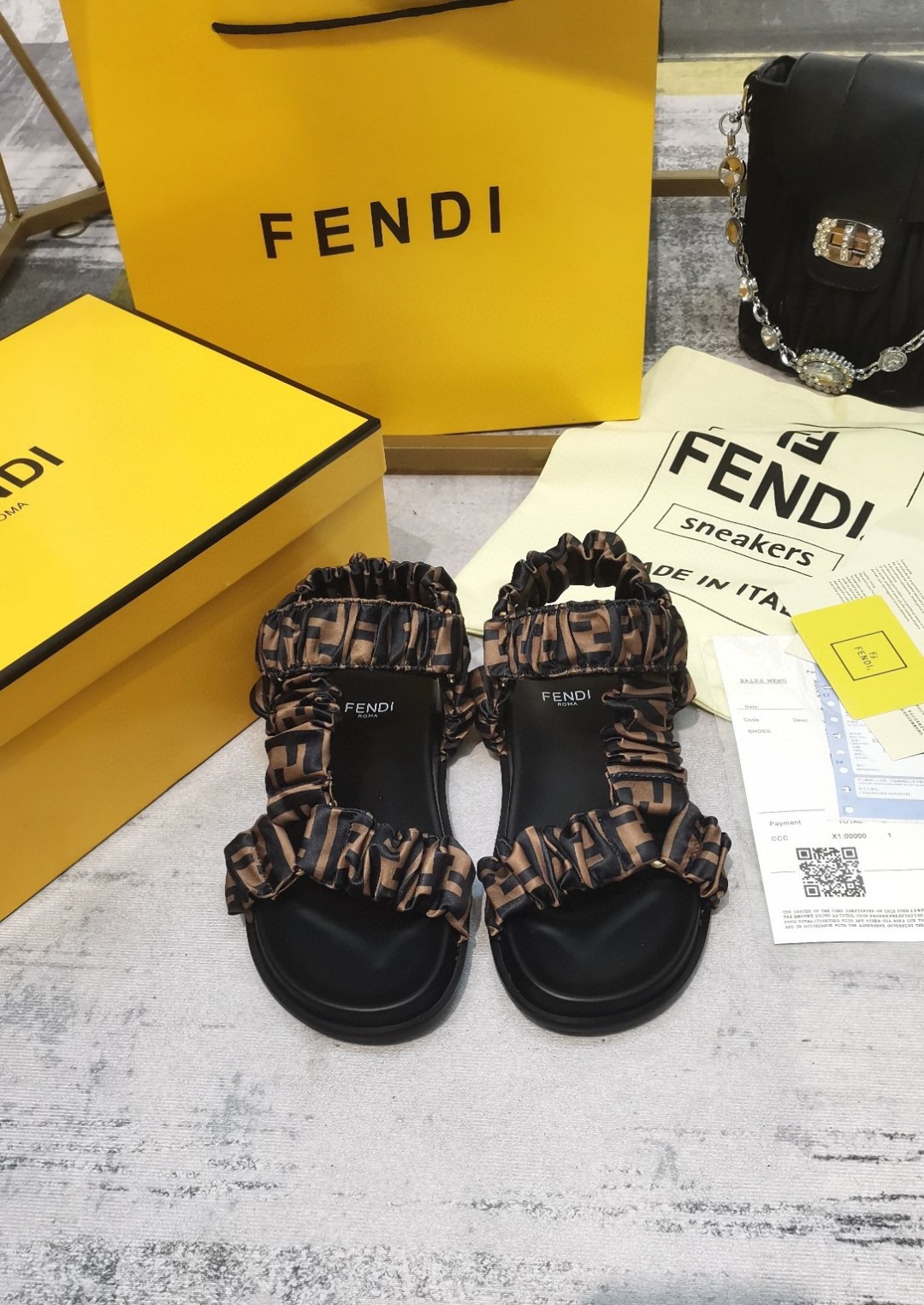 FENDI Fendi 2022 mostrador primavera/verano nuevo, tejido de raso marrón combinado con letras negras