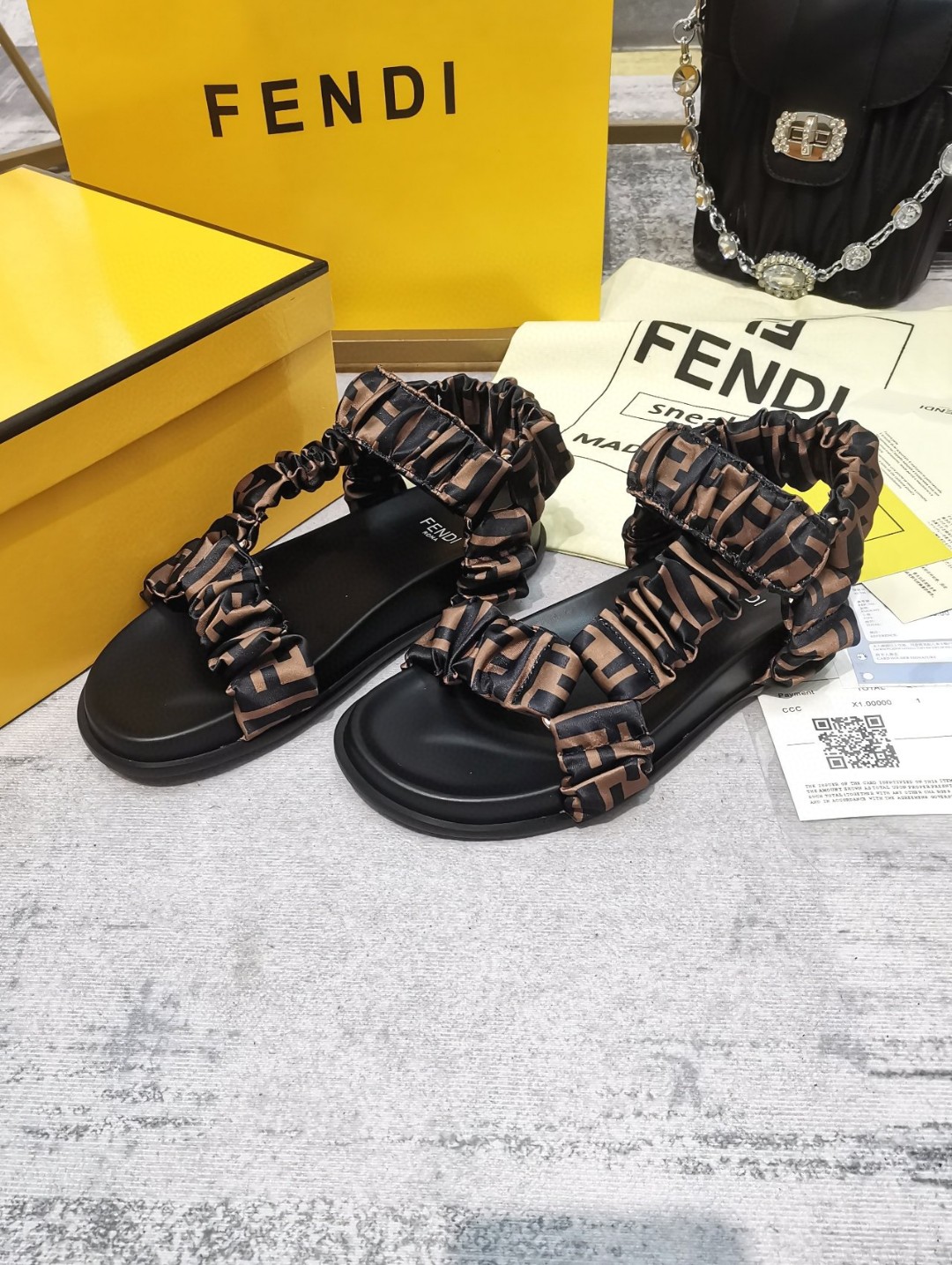 FENDI Fendi 2022 mostrador primavera/verano nuevo, tejido de raso marrón combinado con letras negras
