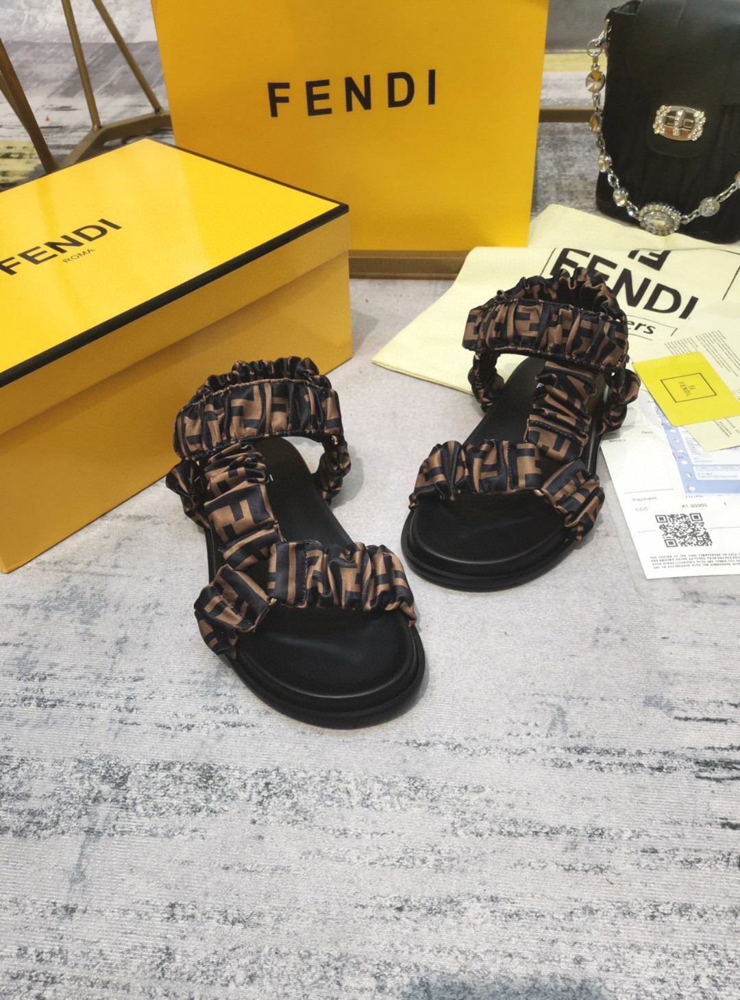 FENDI Fendi 2022 mostrador primavera/verano nuevo, tejido de raso marrón combinado con letras negras