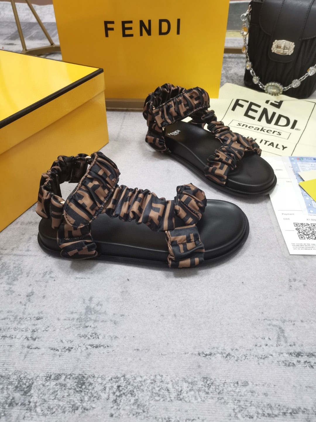 FENDI Fendi 2022 mostrador primavera/verano nuevo, tejido de raso marrón combinado con letras negras