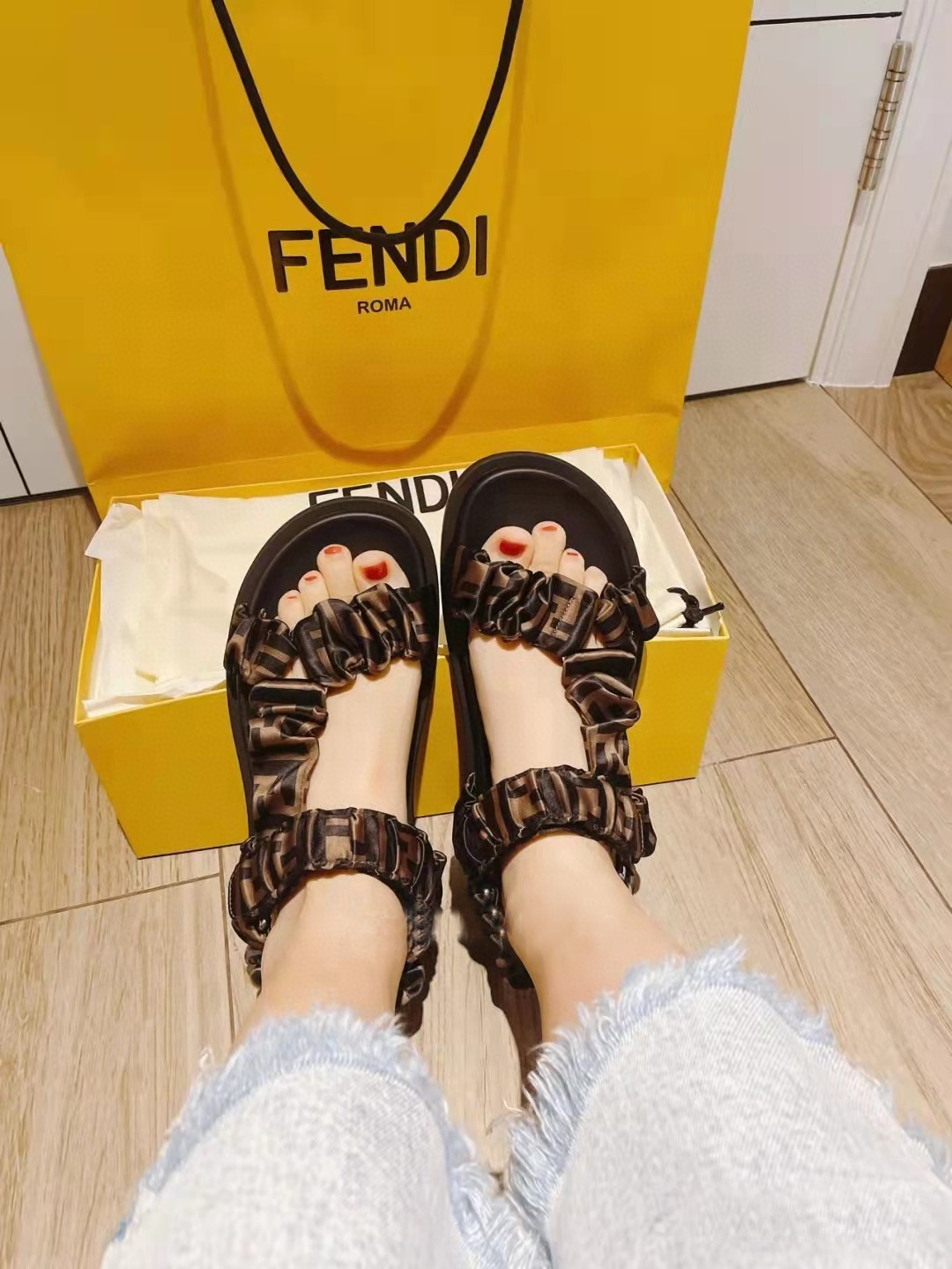 FENDI Fendi 2022 mostrador primavera/verano nuevo, tejido de raso marrón combinado con letras negras